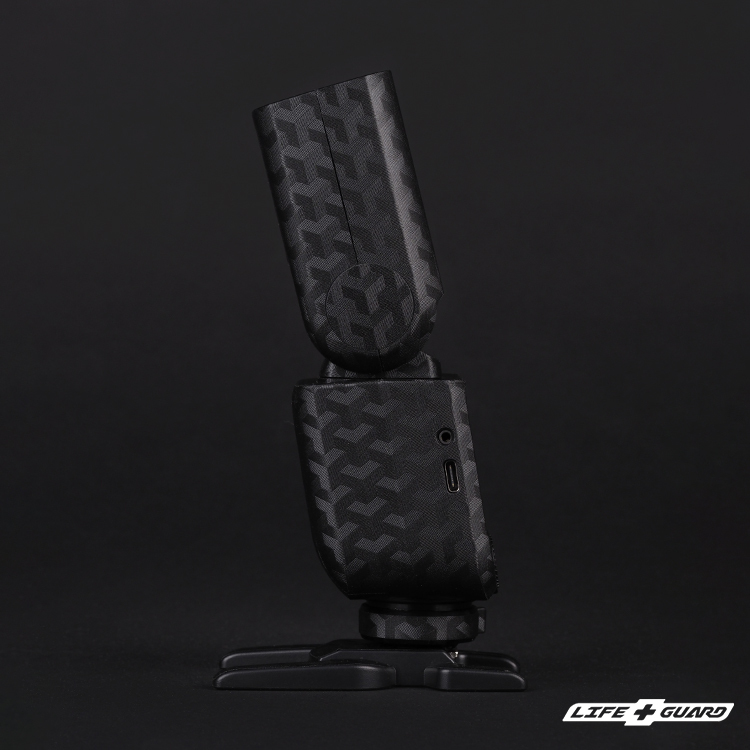 LIFE+GUARD 閃光燈貼膜側面安裝示意，適用 Godox V480