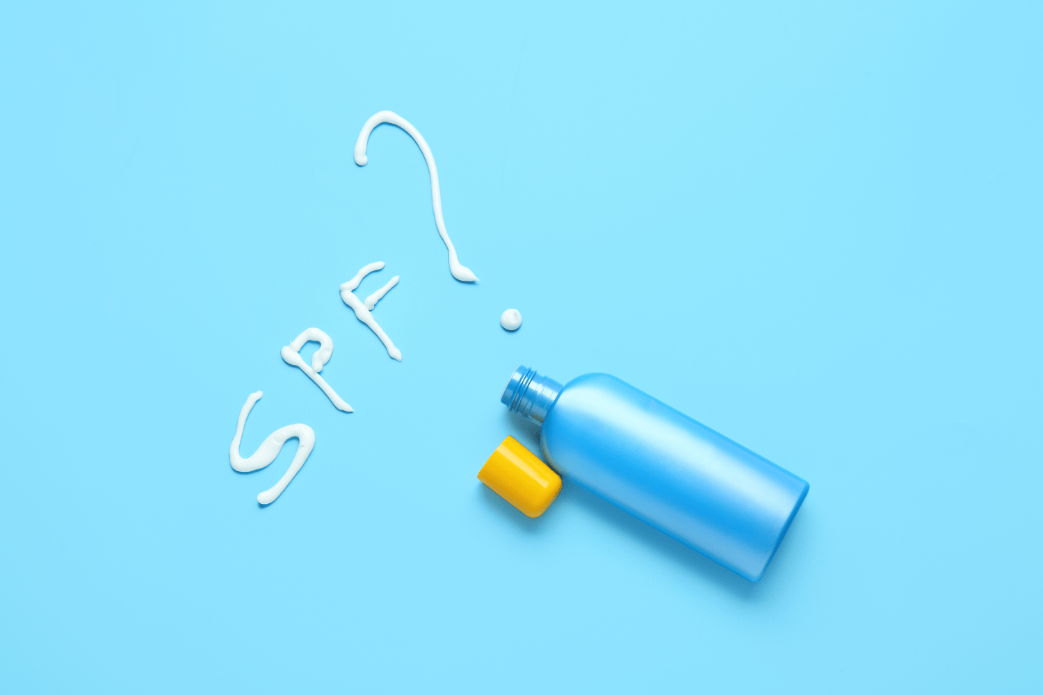 防曬乳在藍色背景上寫出SPF問號，引導消費者重視防曬係數標示與防護力選擇