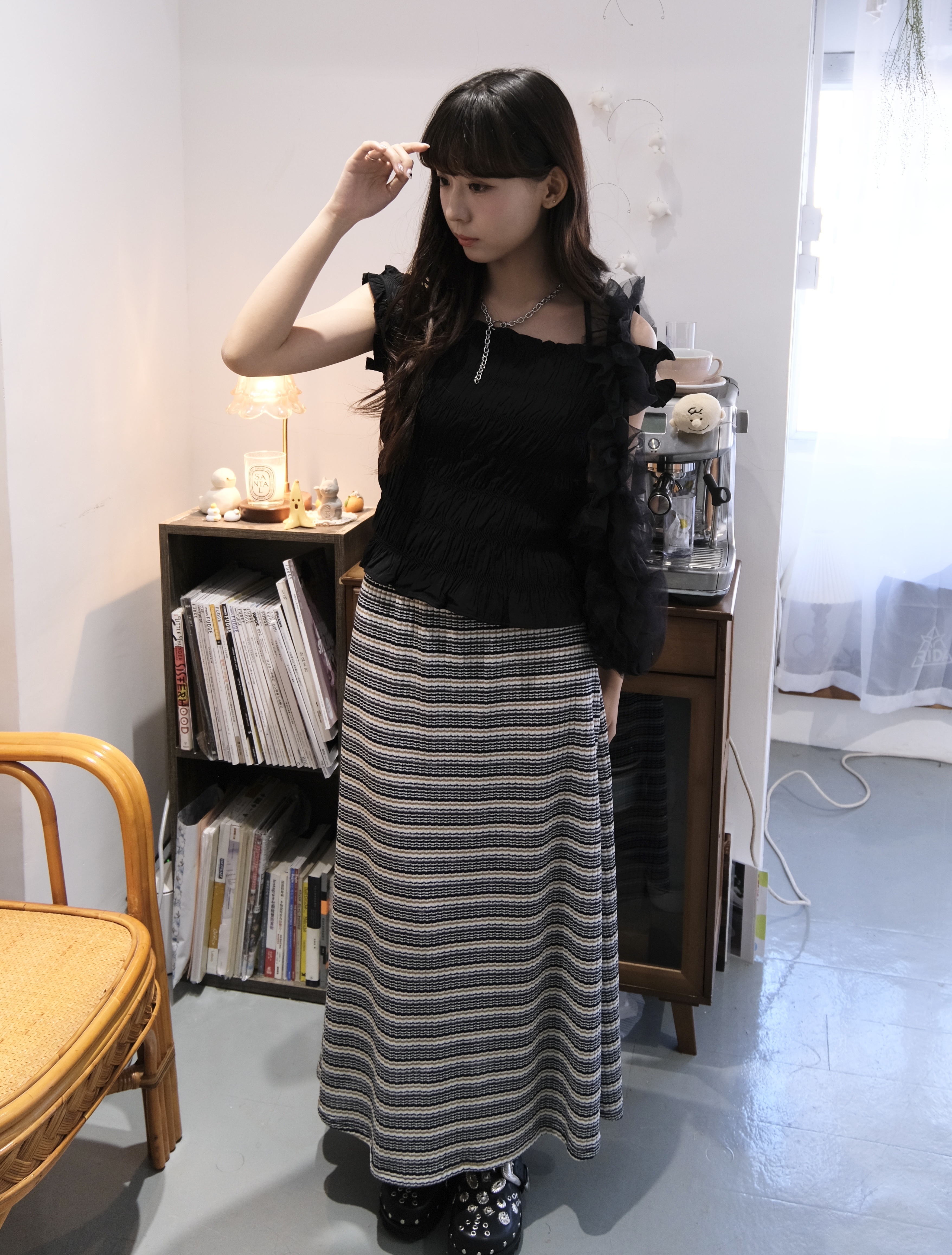 暗紋RUFFLE邊斜肩修身TOP