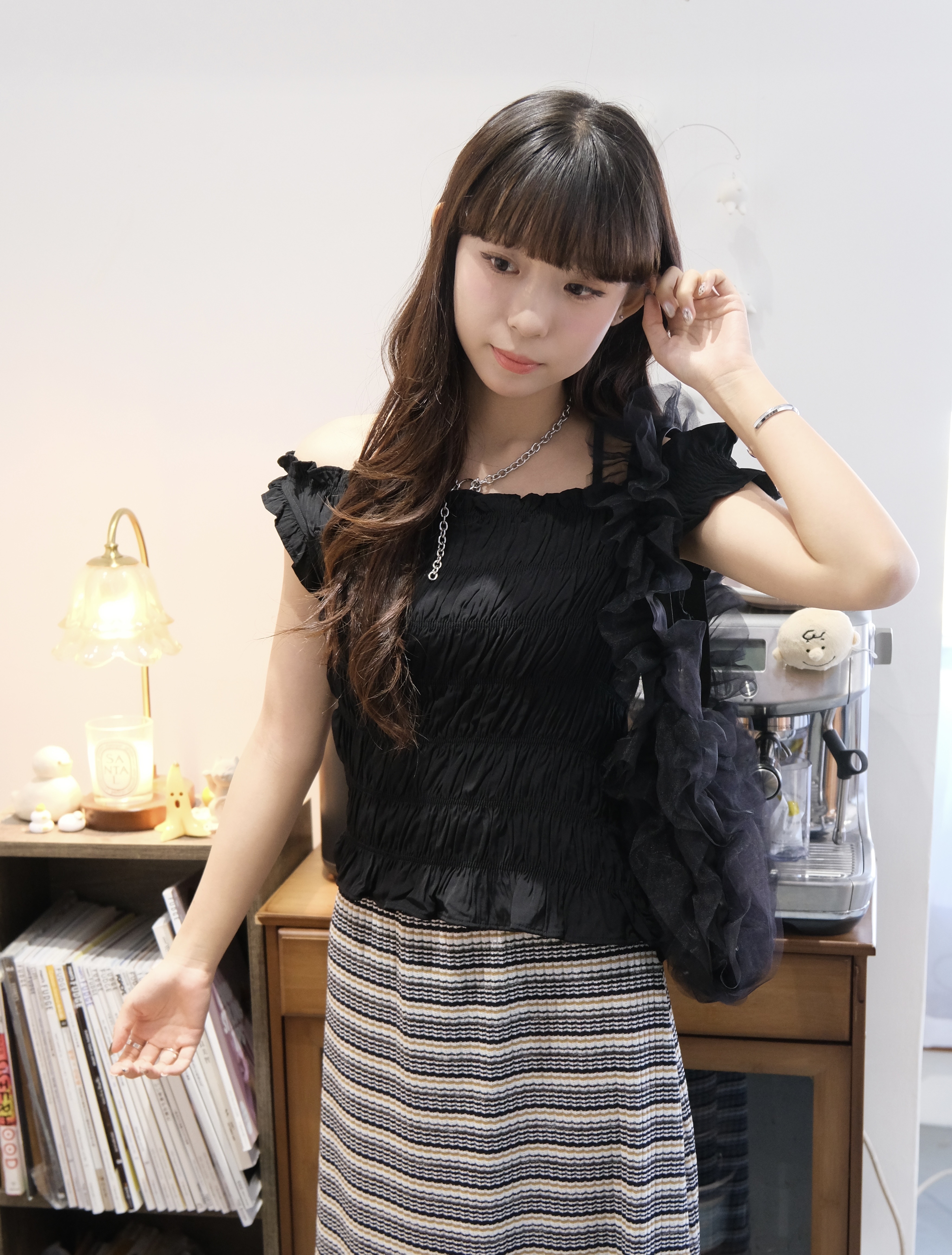 暗紋RUFFLE邊斜肩修身TOP