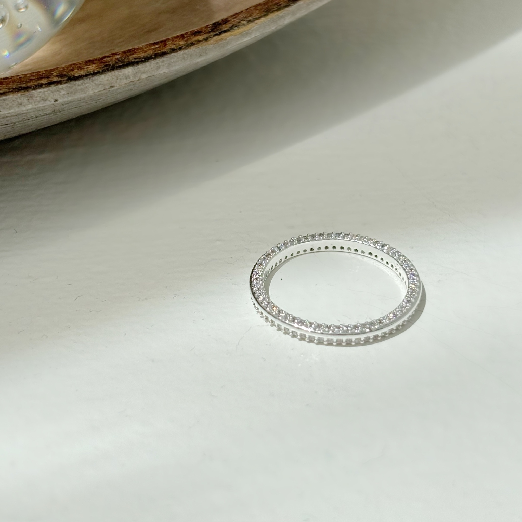 側滿鑽整圈鋯石戒指