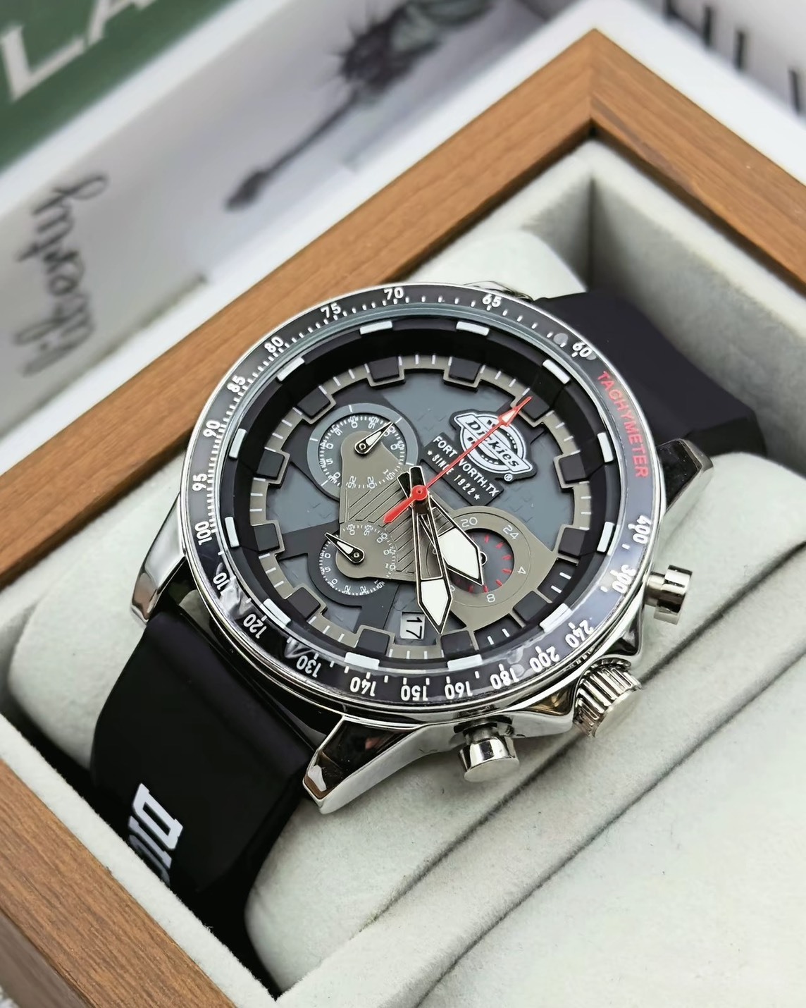 Dickies 銀河系列 石英機芯 多功能三眼帶日曆 夜光 黑武士 手錶