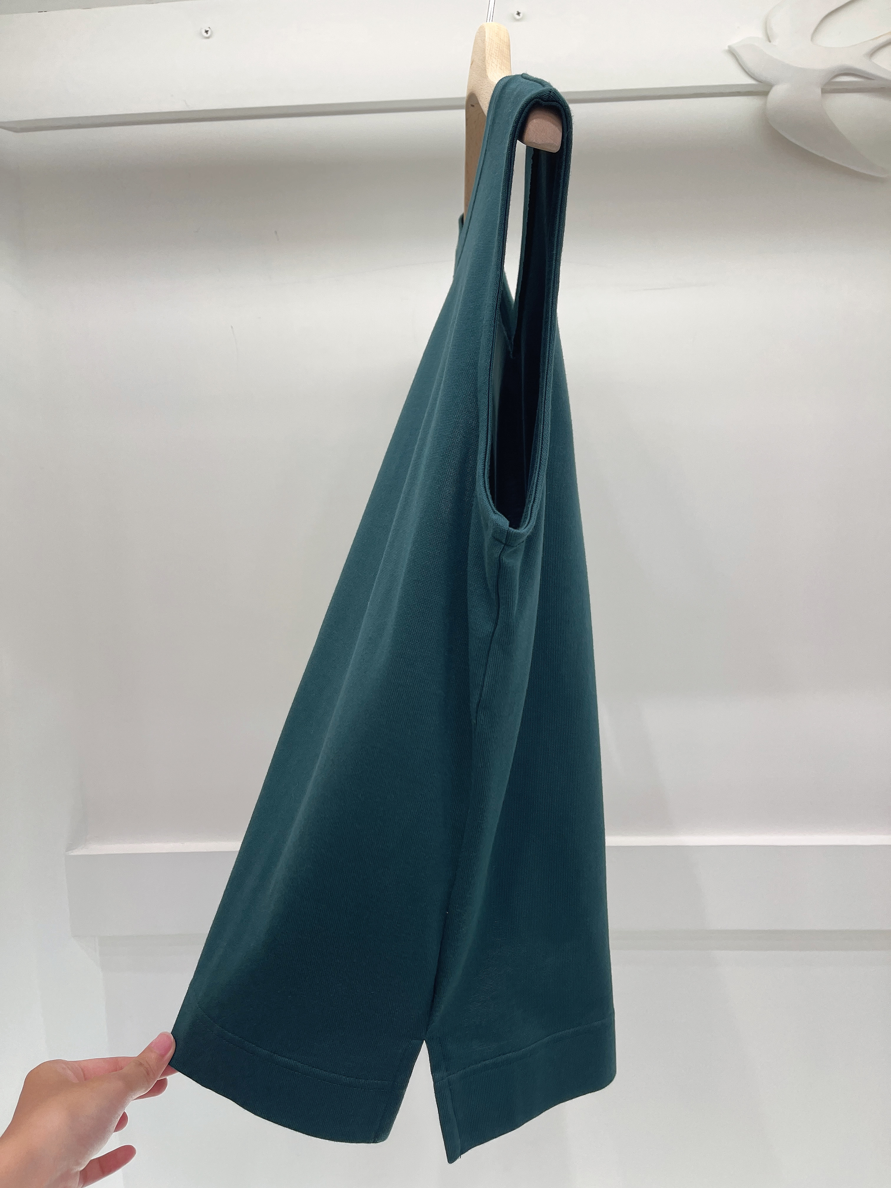 無袖V領挺版上衣