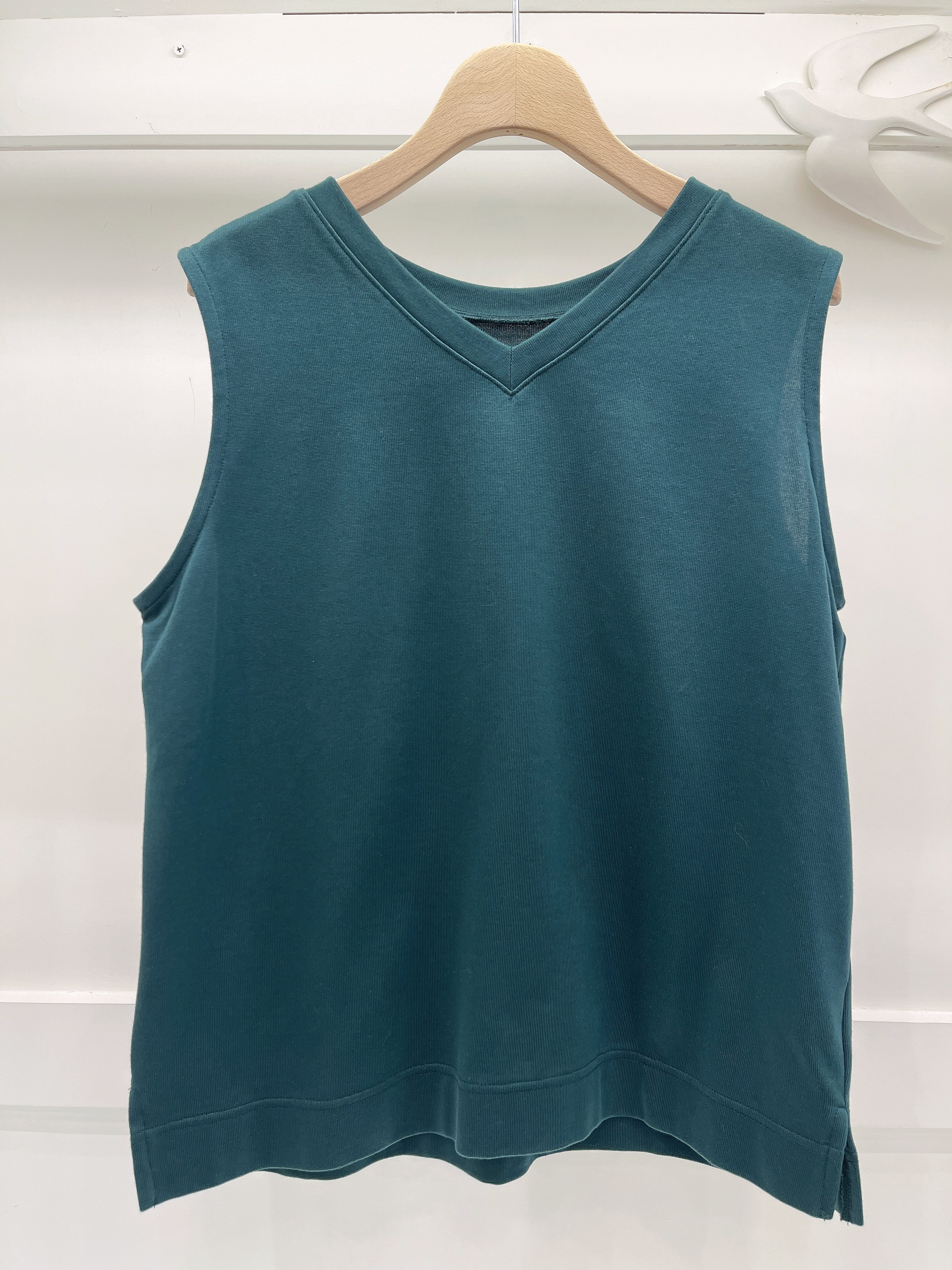 無袖V領挺版上衣