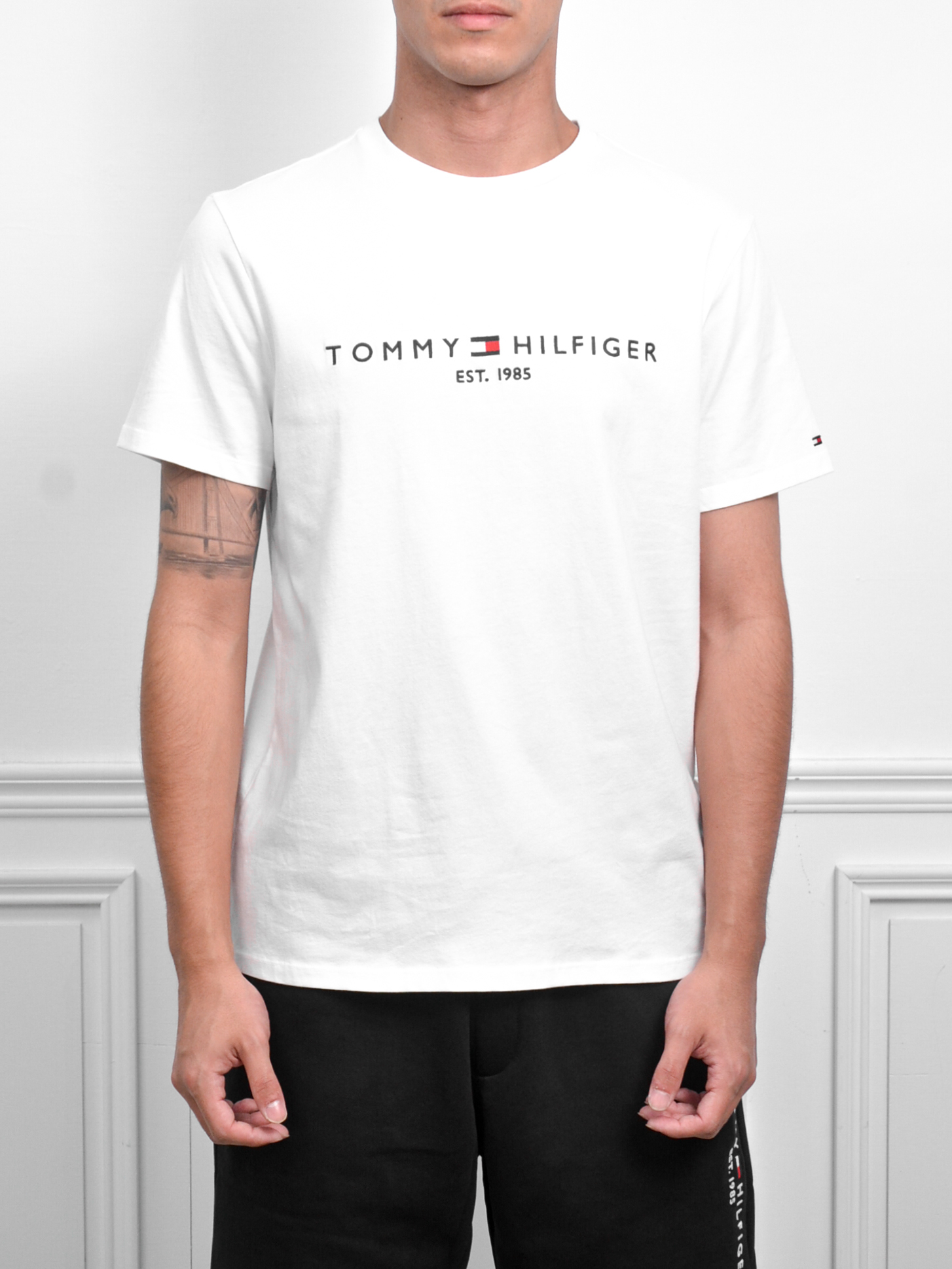 Tommy Hilfiger T-Shirt 刺繡字樣短袖 黑/白