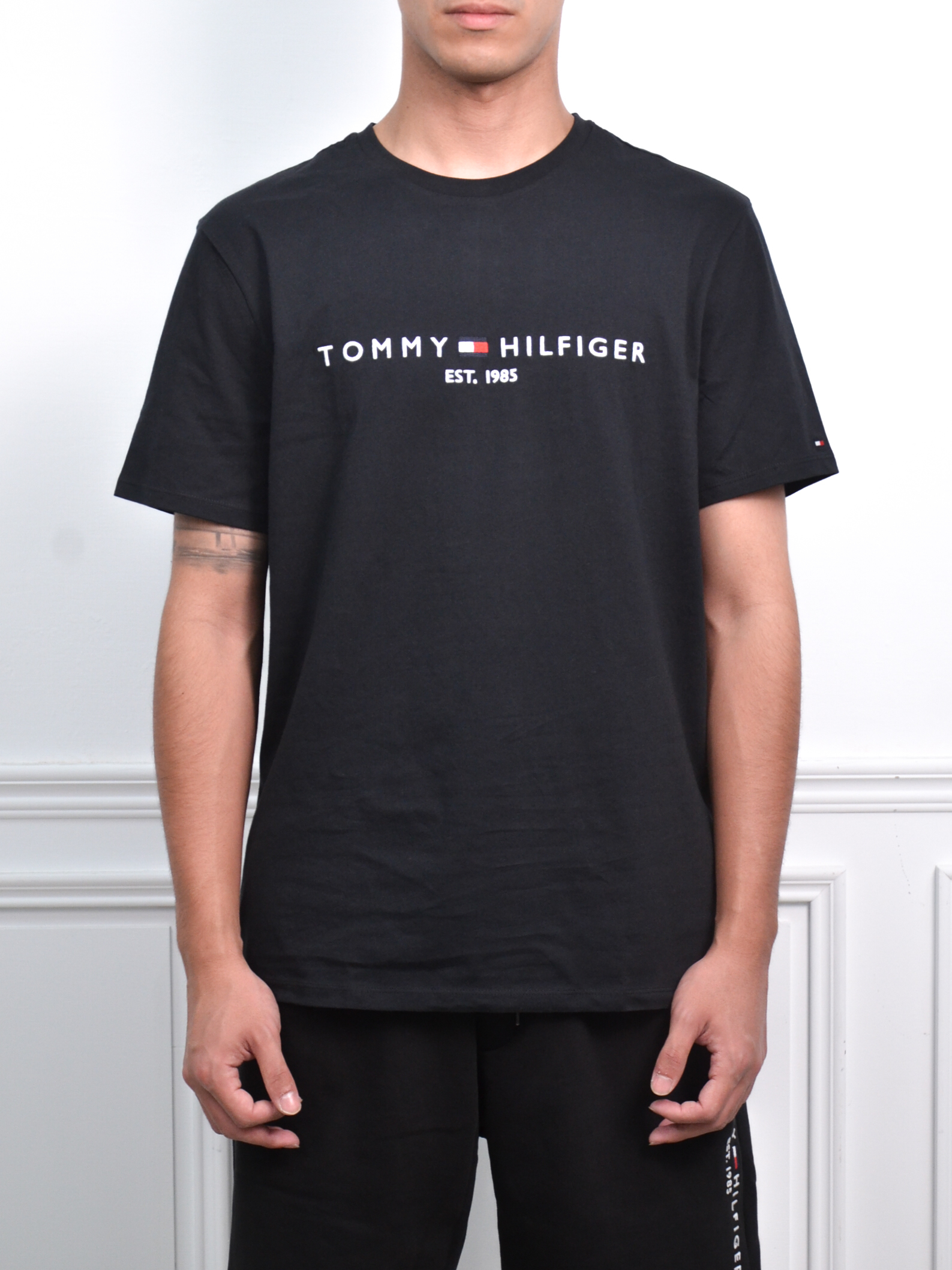 Tommy Hilfiger T-Shirt 刺繡字樣短袖 黑/白