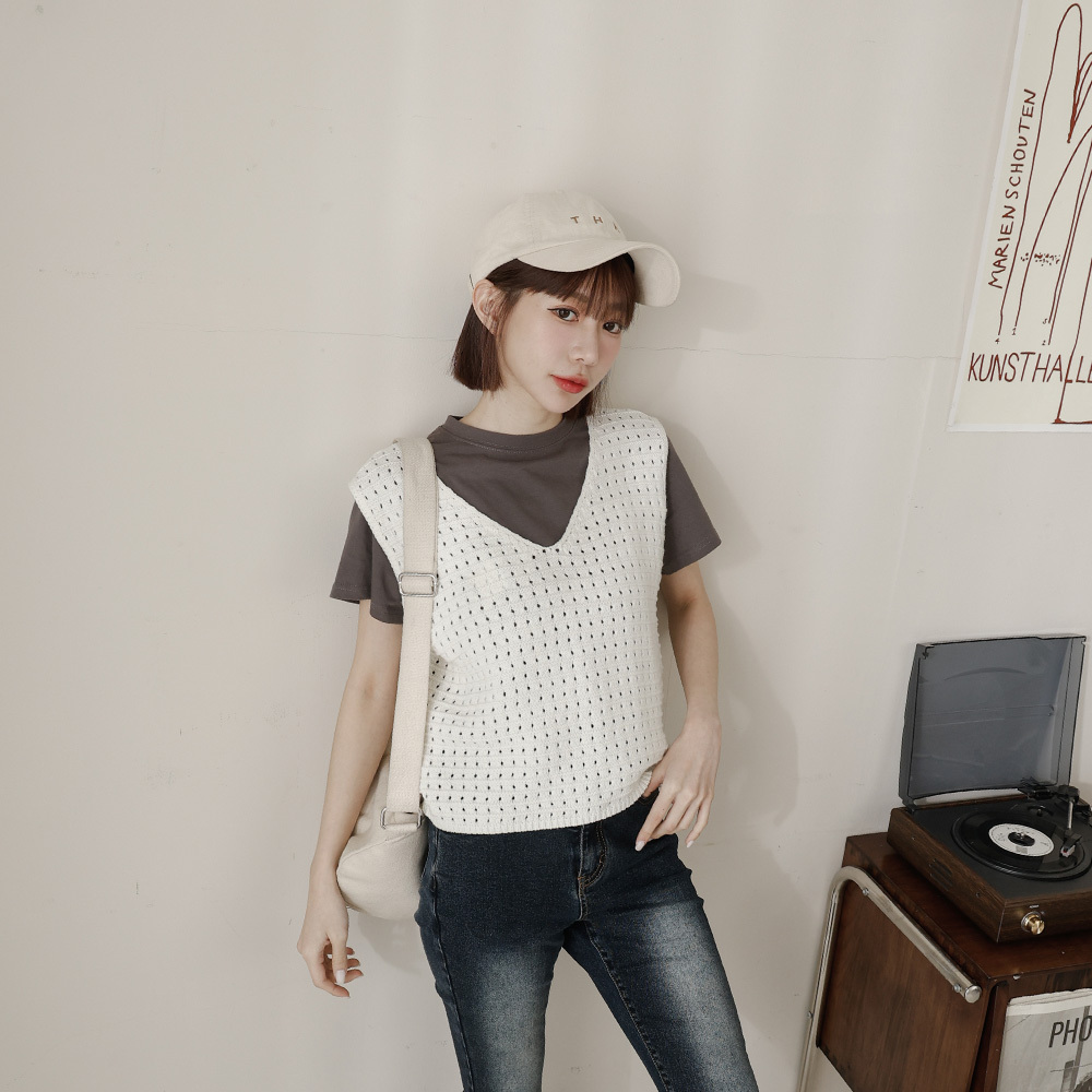 V-neck hollow plaid knitted vest sold in two colors【01013431】in stock+pre-order
