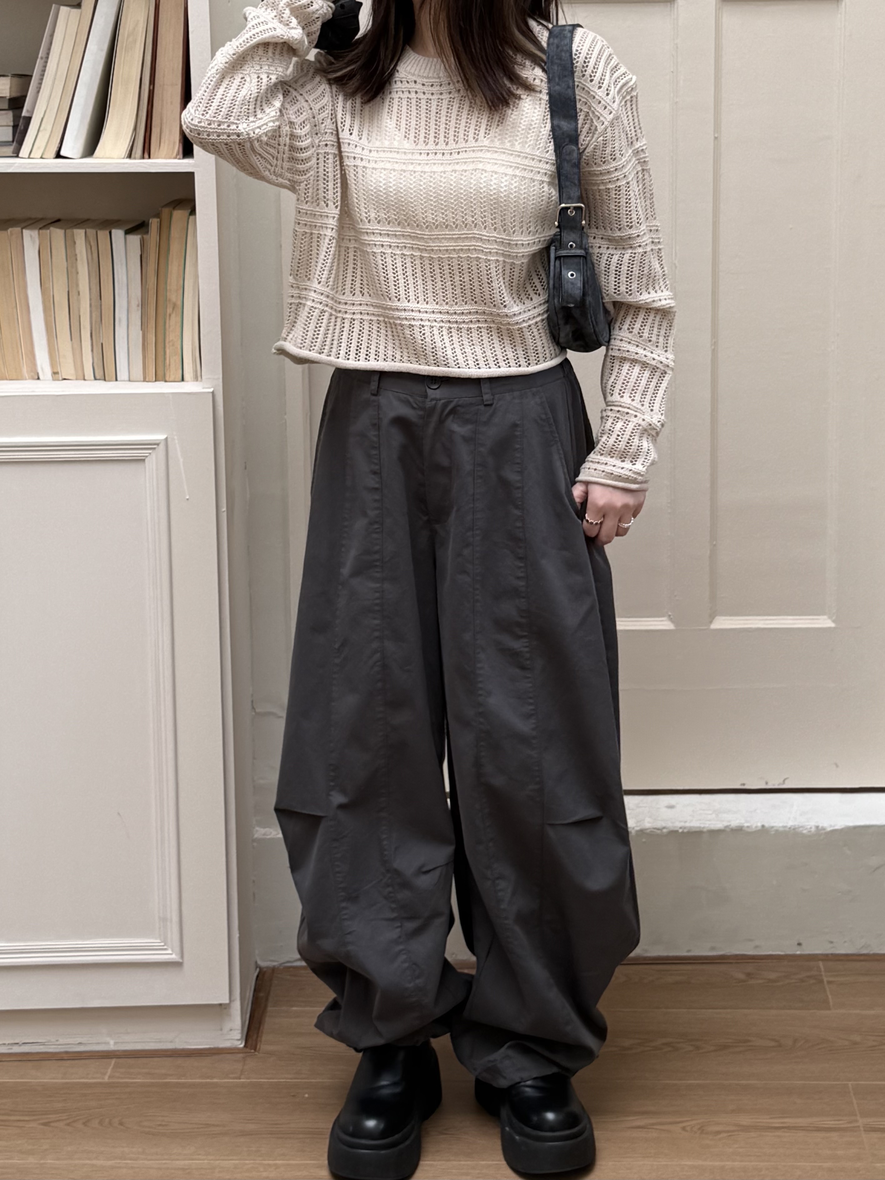 簍空捲邊針織上衣