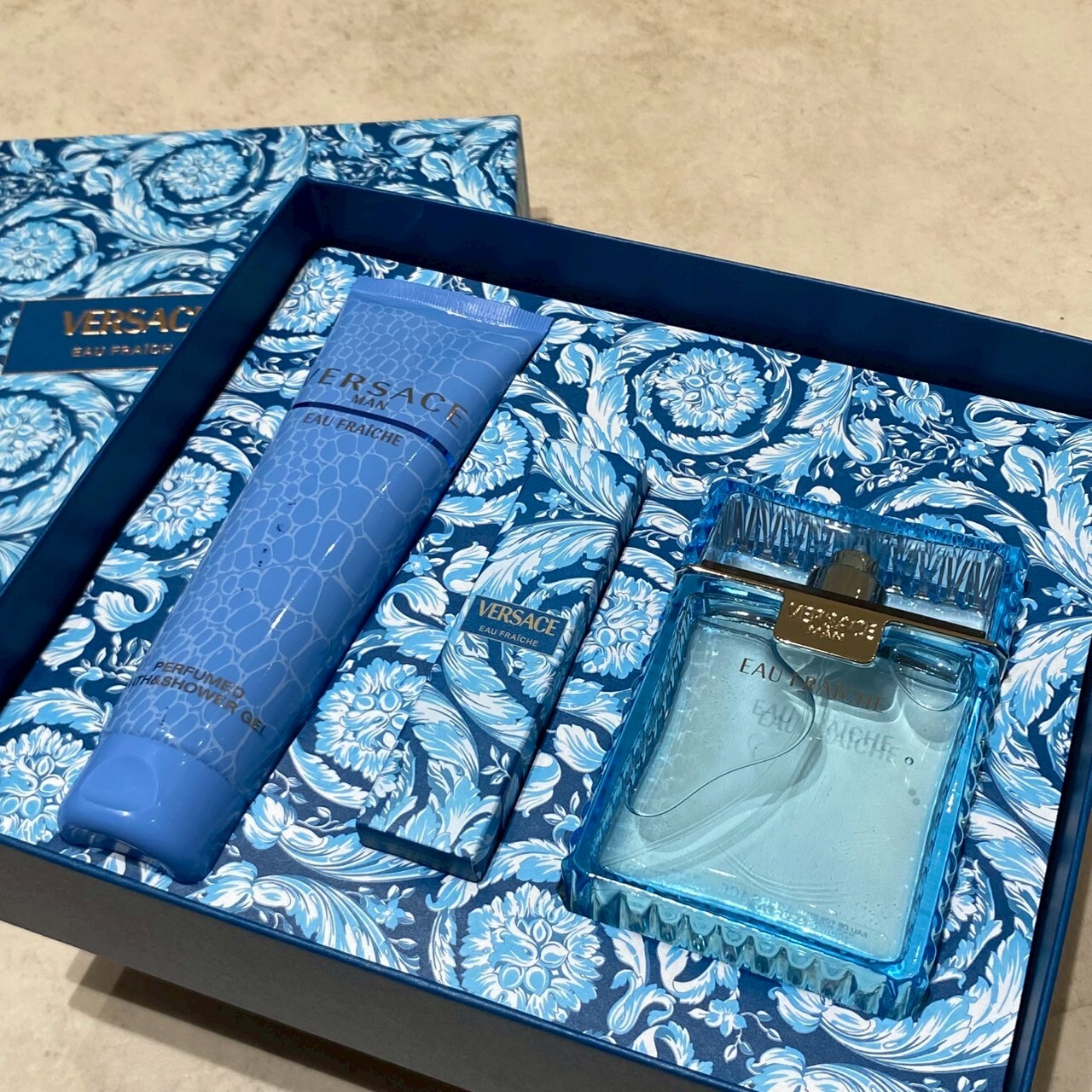 Versace 凡賽斯 雲淡風輕2024春季禮盒 (淡香水100ml+沐浴精150ml+隨身瓶10ml)