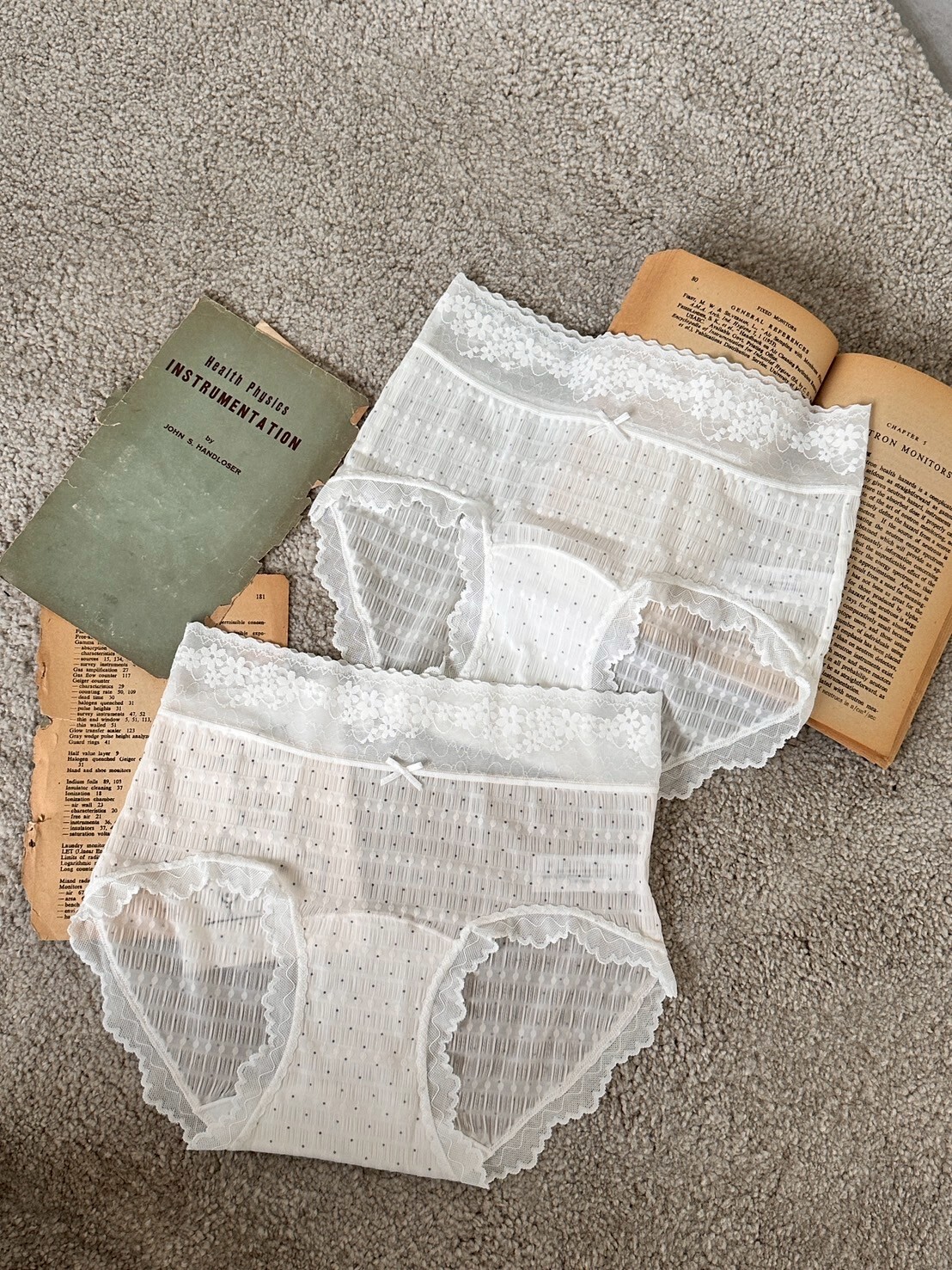 雲朵☁️泡泡紗 中腰蕾絲波點小褲 2colors