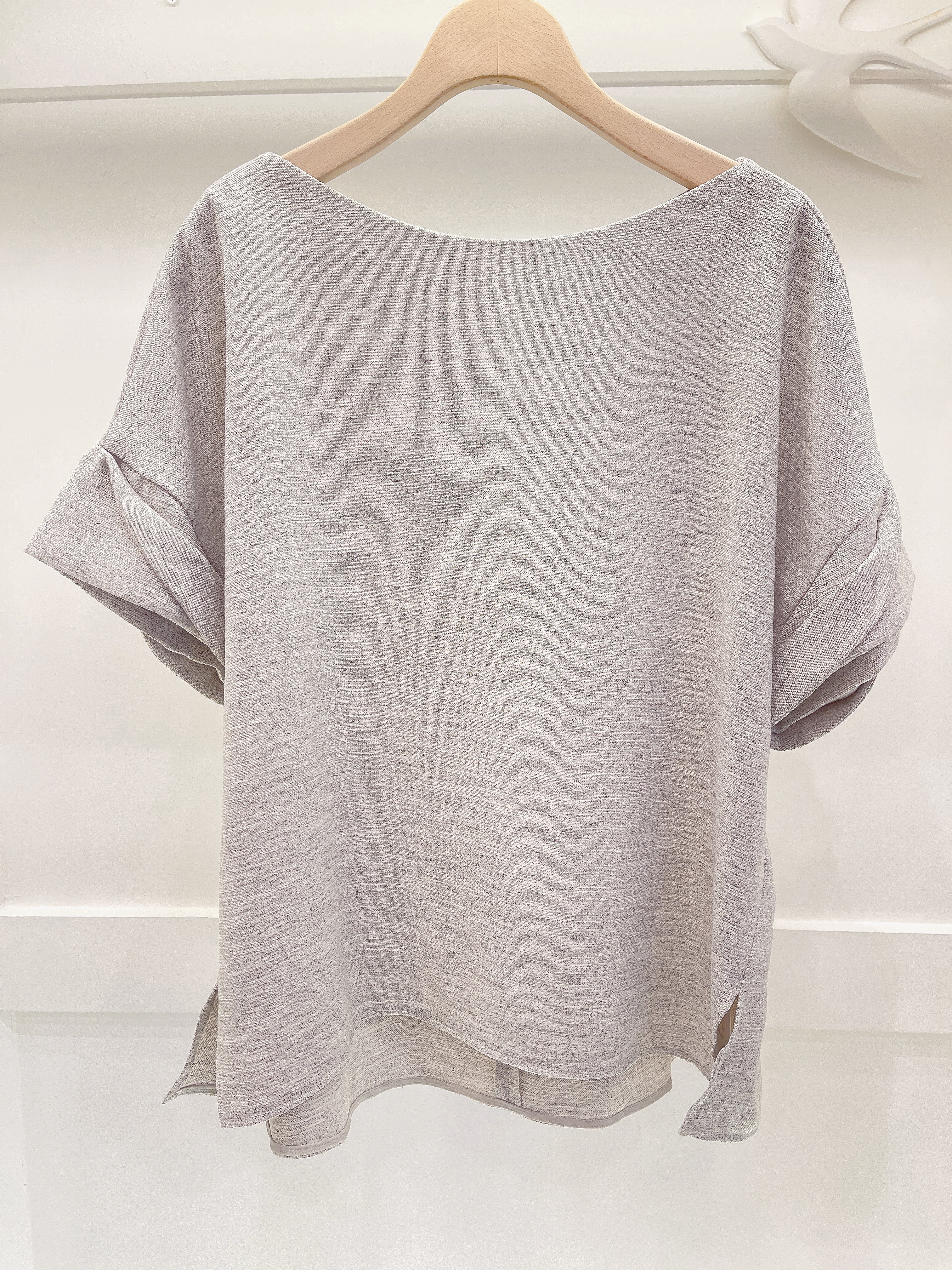 斜袖灰色上衣