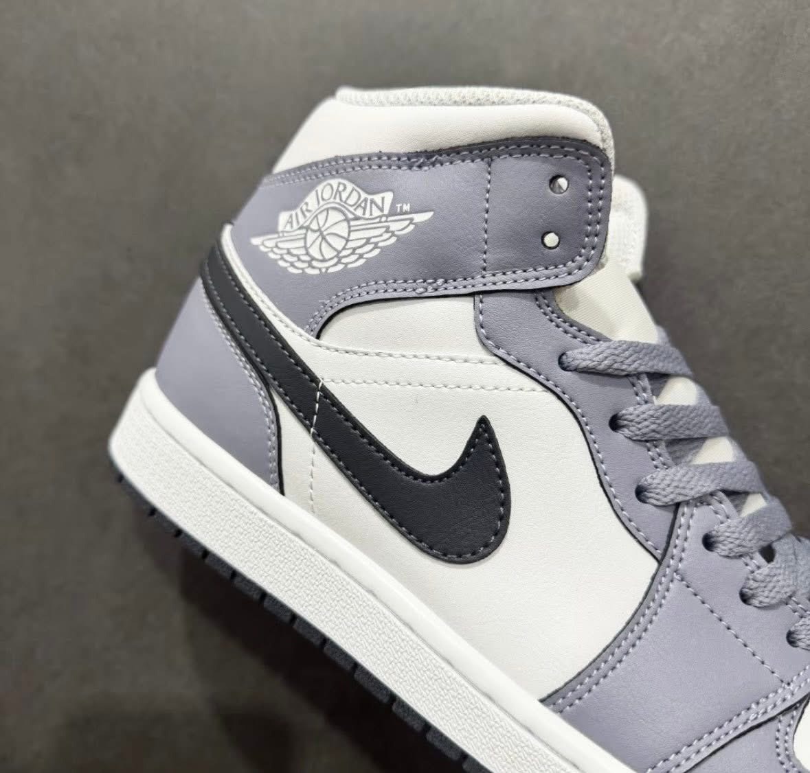 AIR JORDAN 1 MID 灰紫