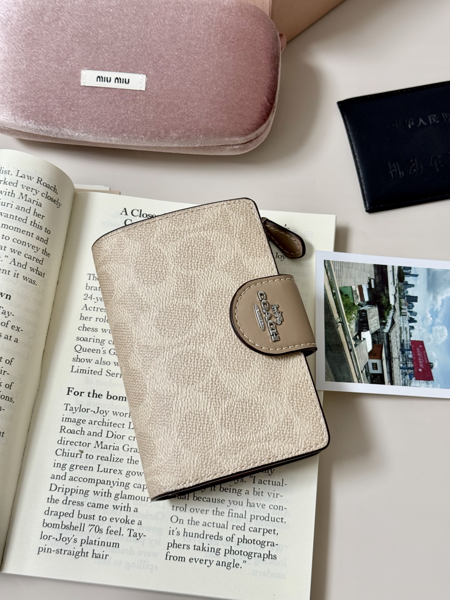 代購-COACH Corner ZipSignature/SignatureCanvas 13 塗層帆布 錢包 短夾