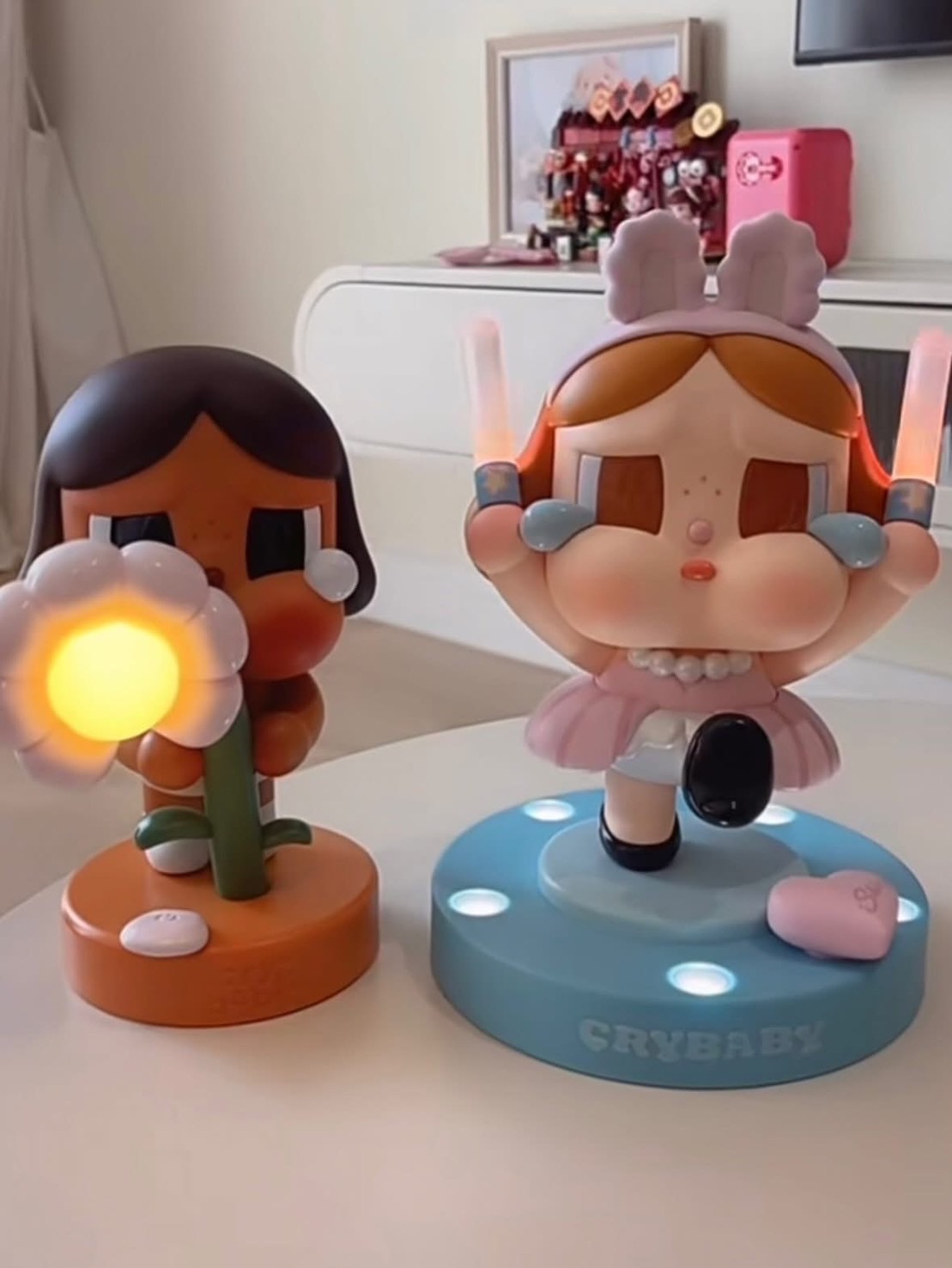 【Luxury】 POPMART 泡泡瑪特 CRYBABY SHINY SHINY 悲傷俱樂部 小雛菊手燈應援舞台燈 哭娃 小夜燈 夜燈 公仔 擺設 氛圍燈