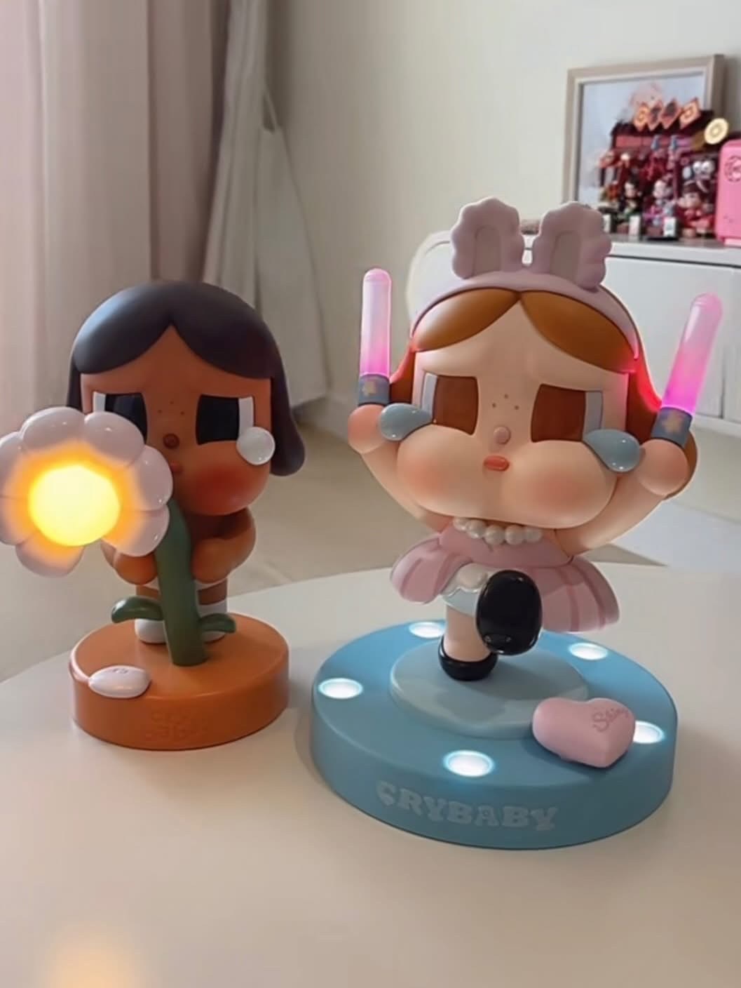 【Luxury】 POPMART 泡泡瑪特 CRYBABY SHINY SHINY 悲傷俱樂部 小雛菊手燈應援舞台燈 哭娃 小夜燈 夜燈 公仔 擺設 氛圍燈