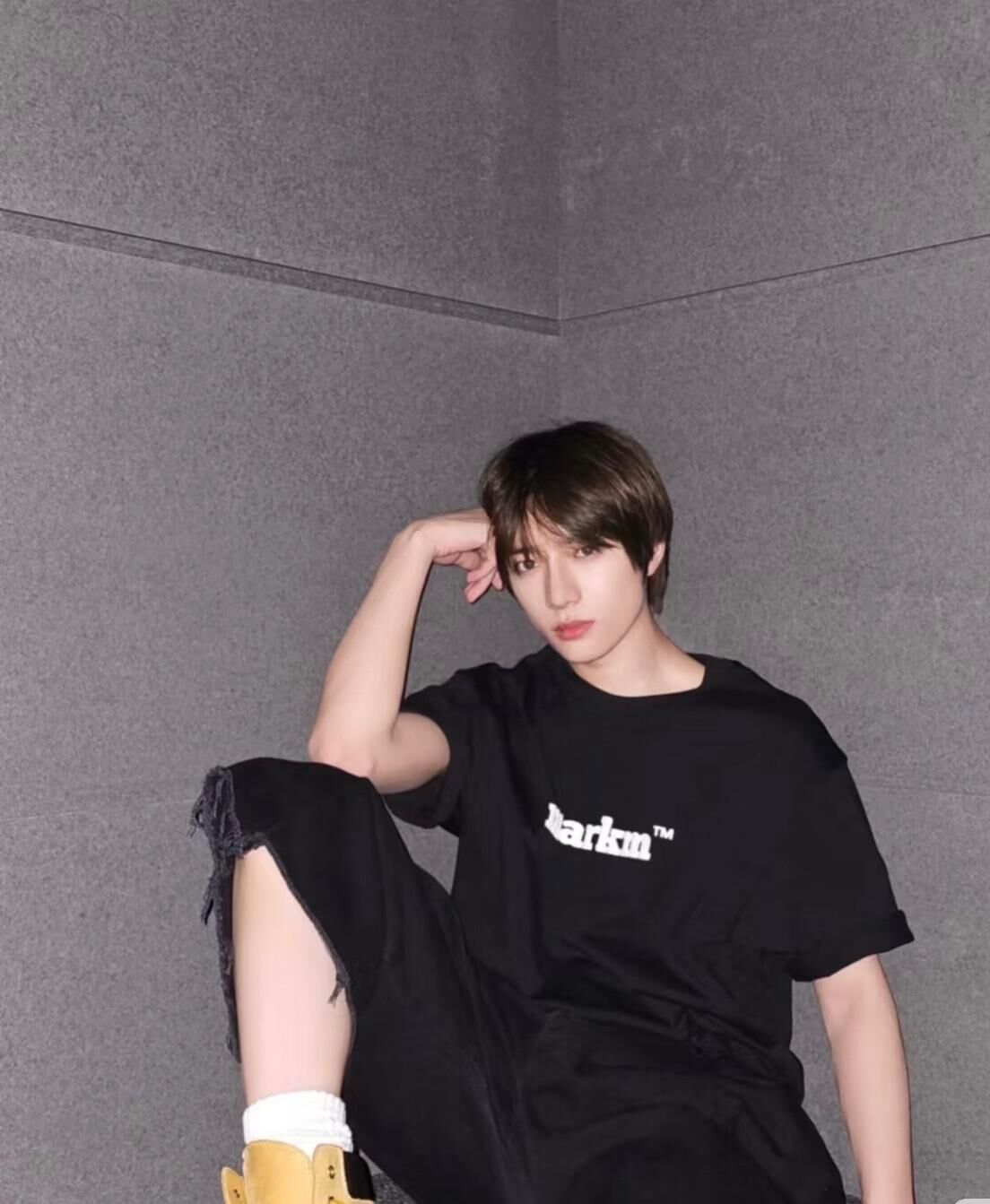 【預購】AKR121801 markm 大LOGO男女同款短袖上衣 (黑色)