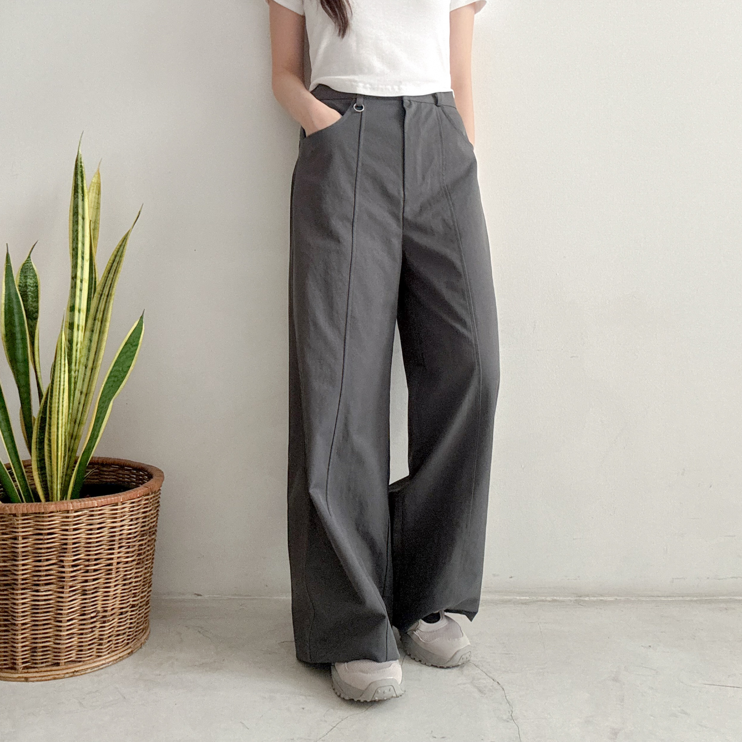 剪裁骨線直腳闊褲