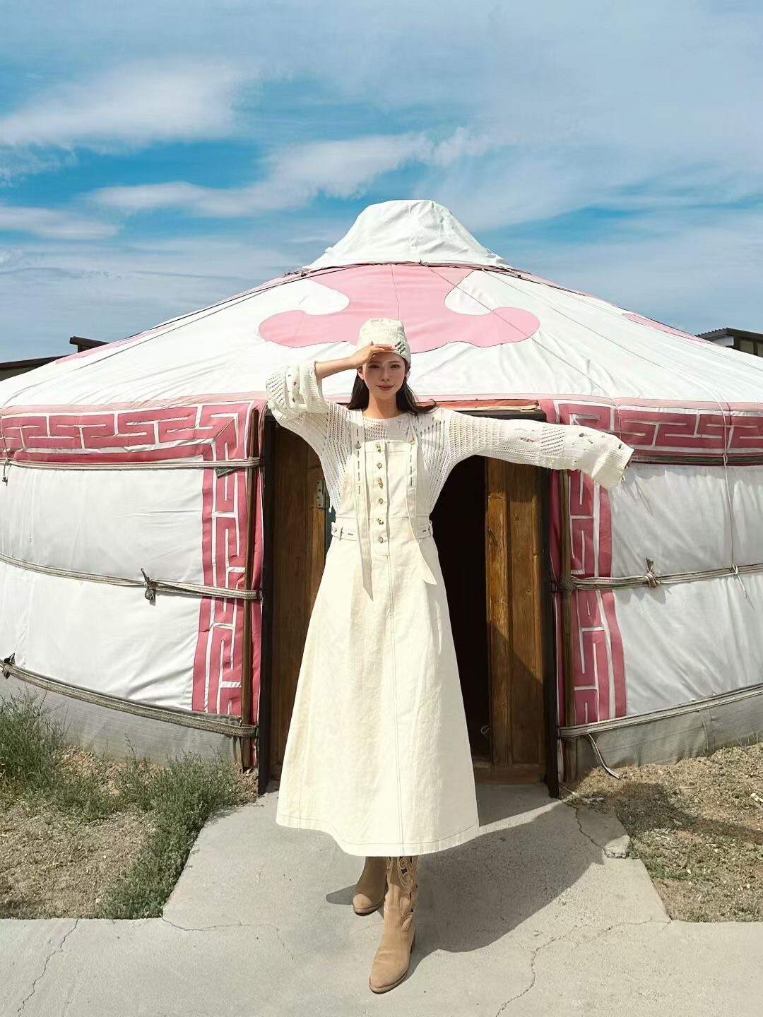 杏色排釦吊帶長裙