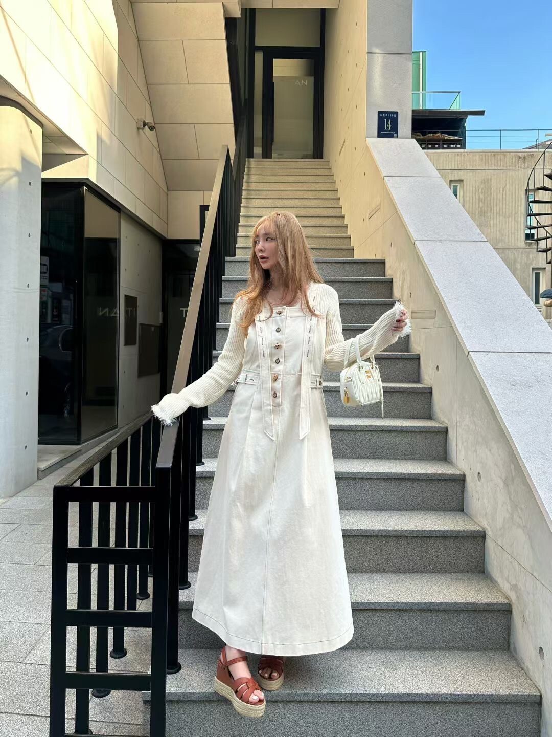 杏色排釦吊帶長裙