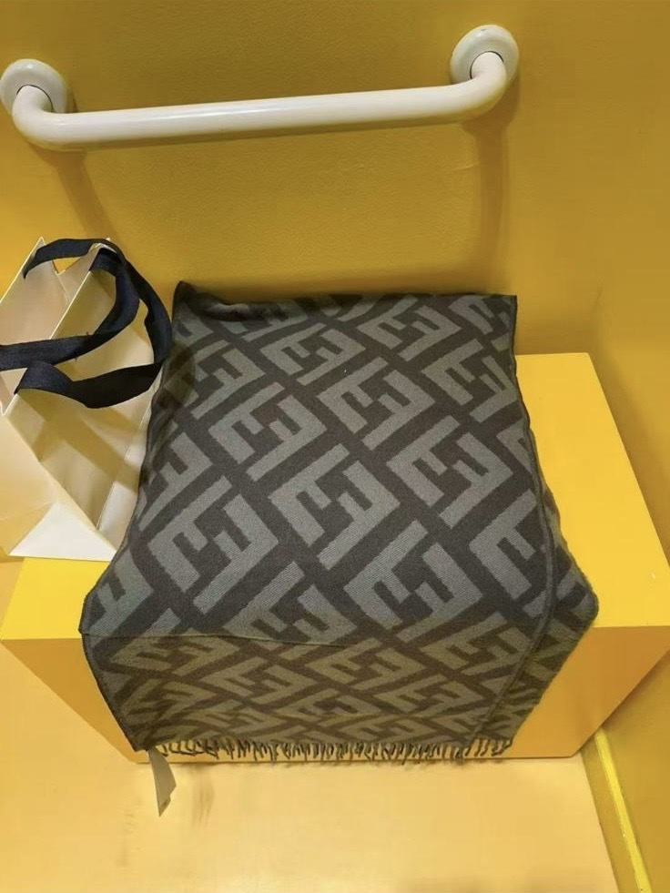 Outlet Fendi Cashmere Scarf