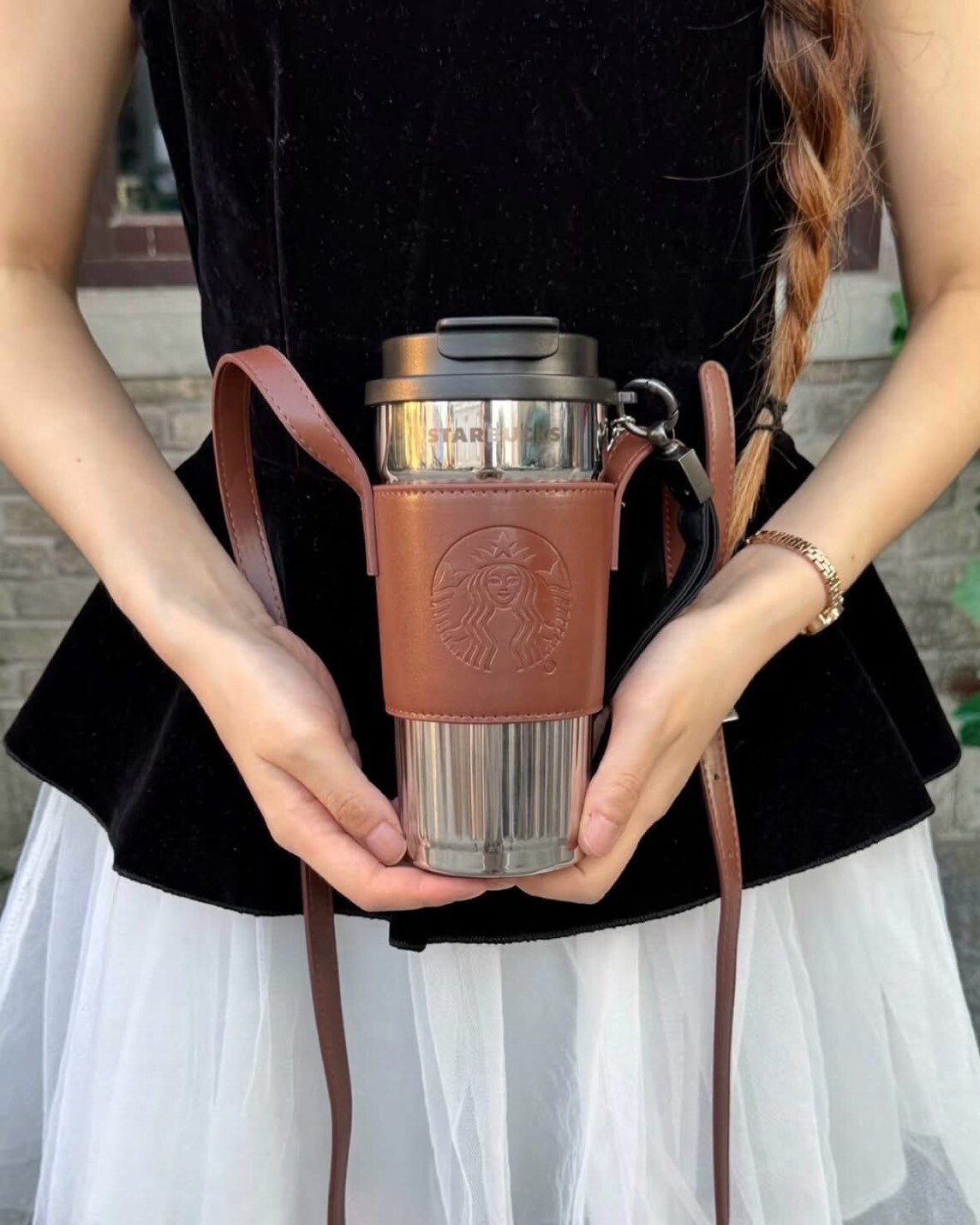 【Luxury】Starbucks 星巴克 不鏽鋼吸管杯 附贈皮套 皮革背帶 皮套 時尚復古保溫水杯 杯子黑銀 雙飲口