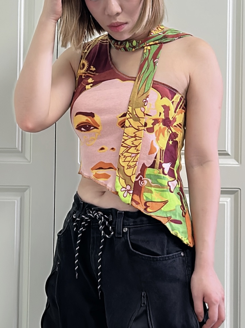 【現貨】復古感彩色人像斜肩背心連頸巾