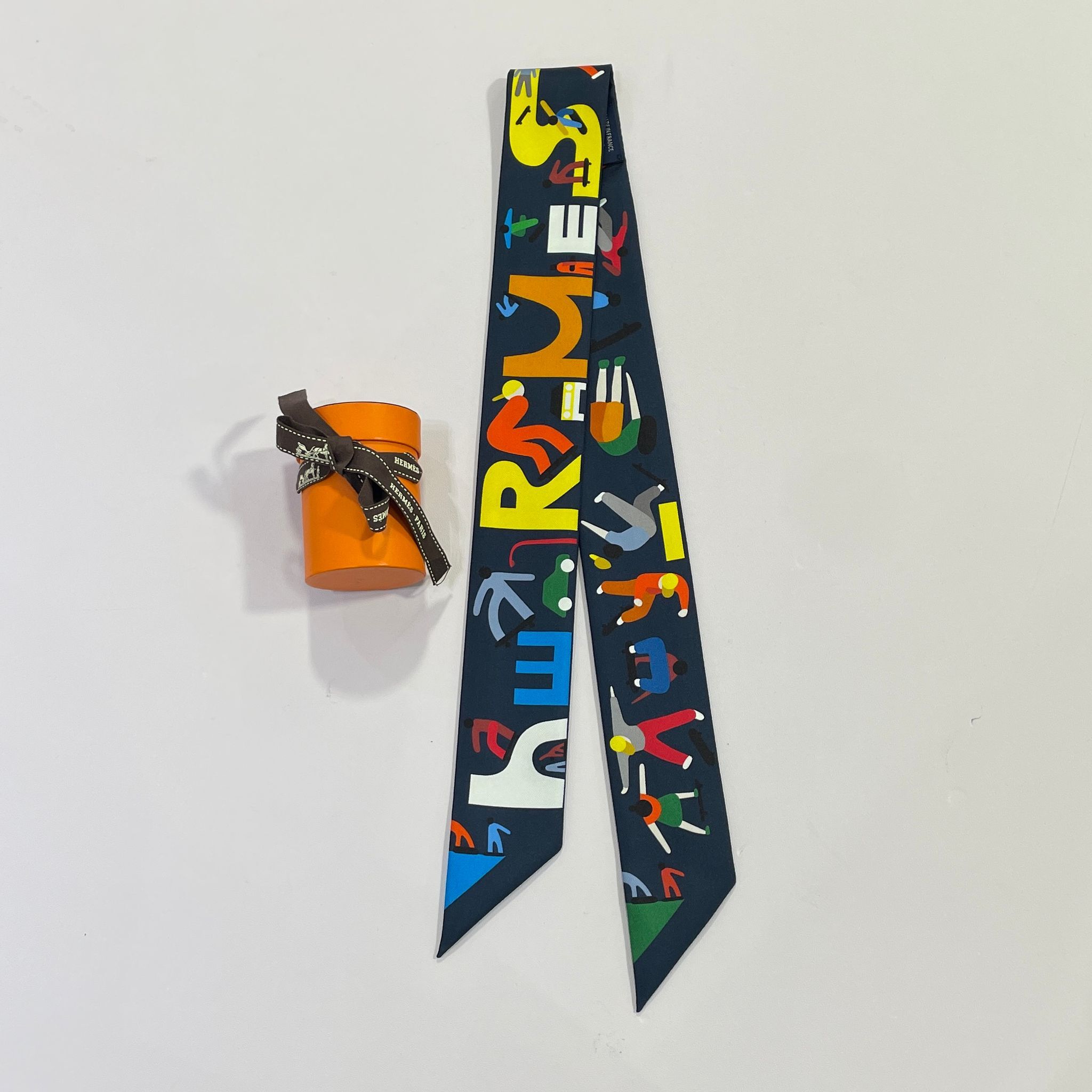 全新HERMES TWILLY 深藍色/黃色/多色 自由人物FIGURES LIBRES #BRAND NEW#香榭站正品