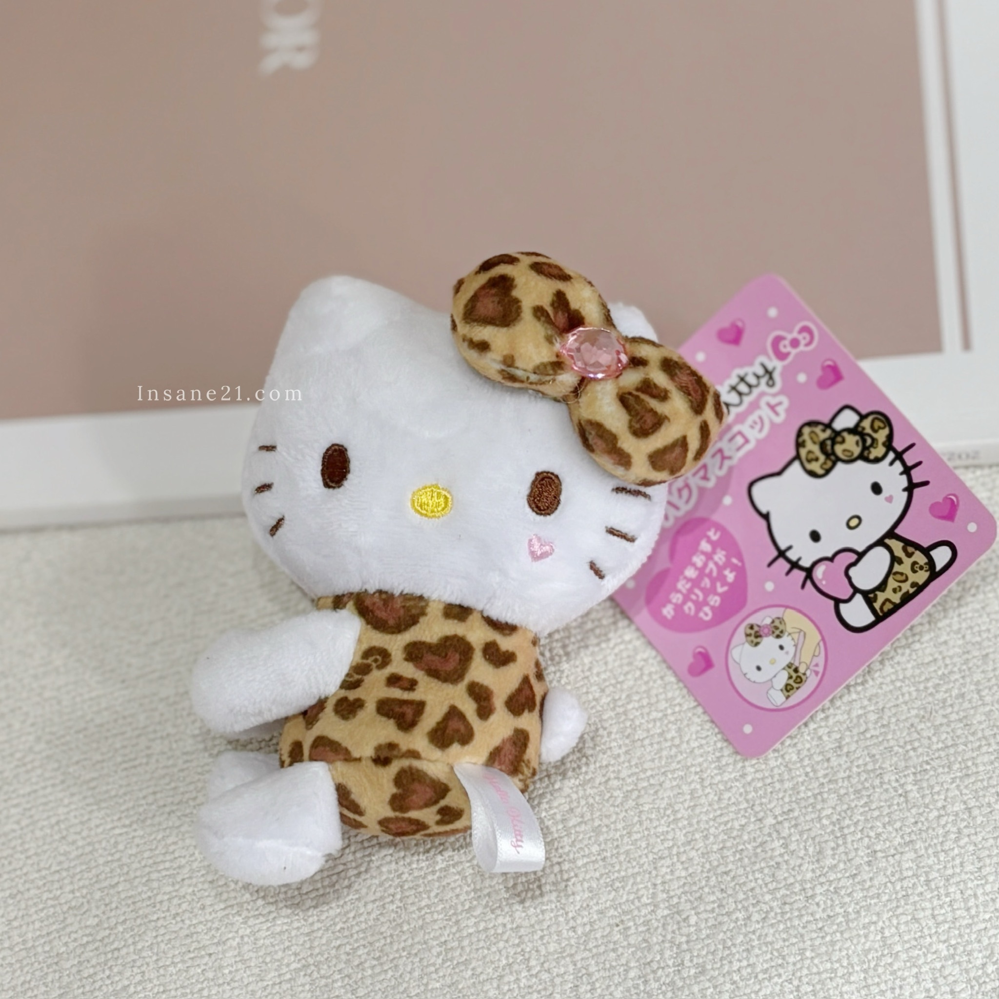 SANRIO 三麗鷗 HELLO KITTY 豹紋側擁抱吊飾 絨毛吊飾