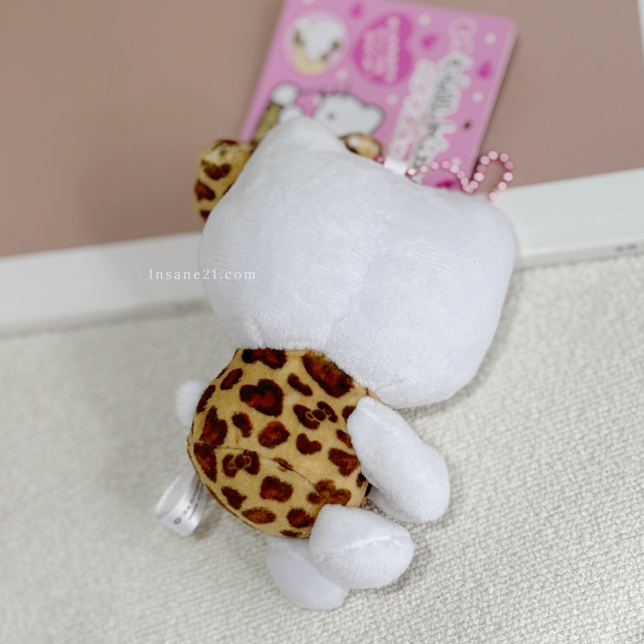 SANRIO 三麗鷗 HELLO KITTY 豹紋側擁抱吊飾 絨毛吊飾