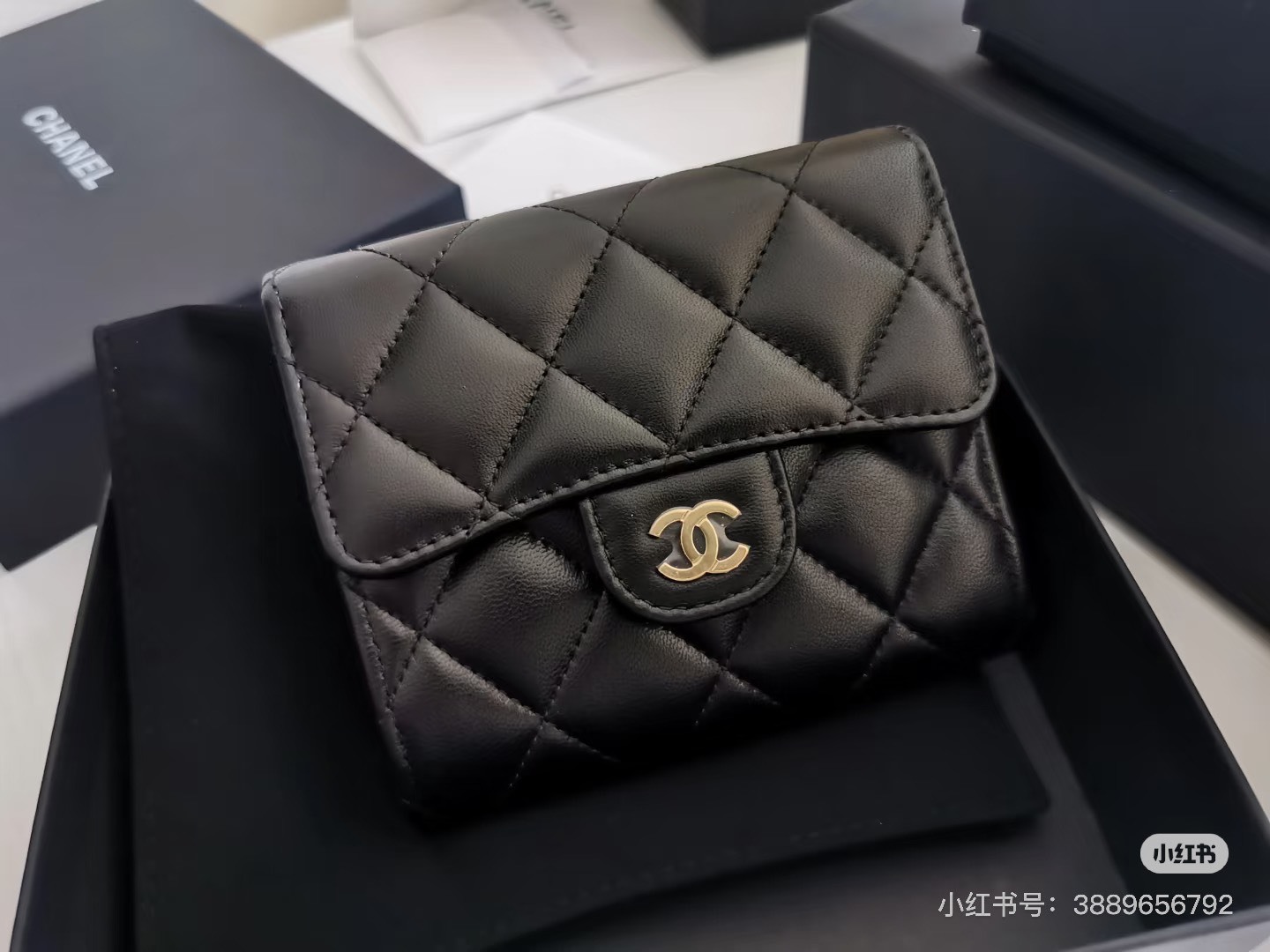 【 CHANEL 】香奈兒 CHANEL 經典黑金羊皮三折皮夾 ｜羊皮黑金扣 隱藏版