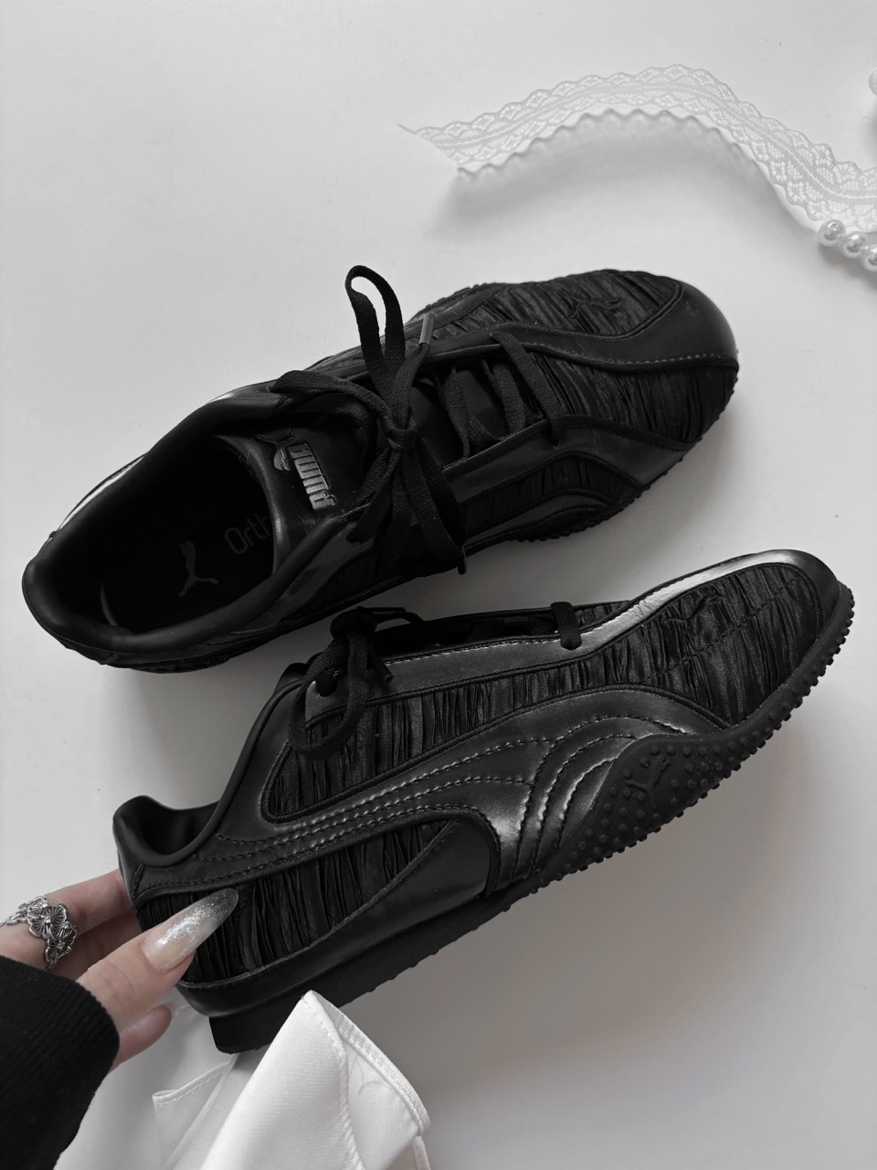 PUMA BELLA V2 LUSTROUS 炭黑 黑色 皺摺緞面 拼接 德訓鞋 薄底鞋 女鞋 406092-02 / 預購