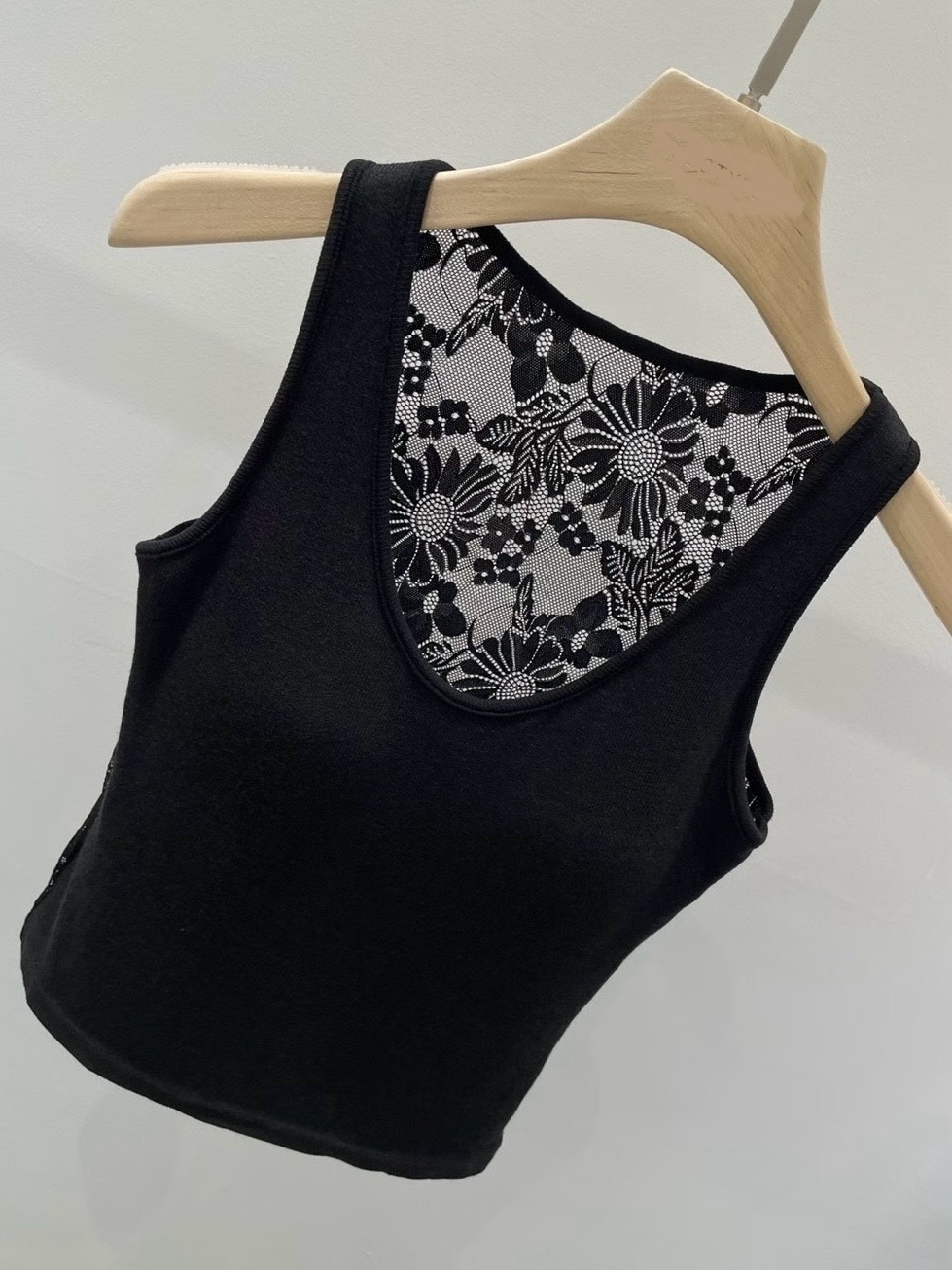 (飯店選品/下)後背無邊界蕾絲內建胸墊小可愛/黑