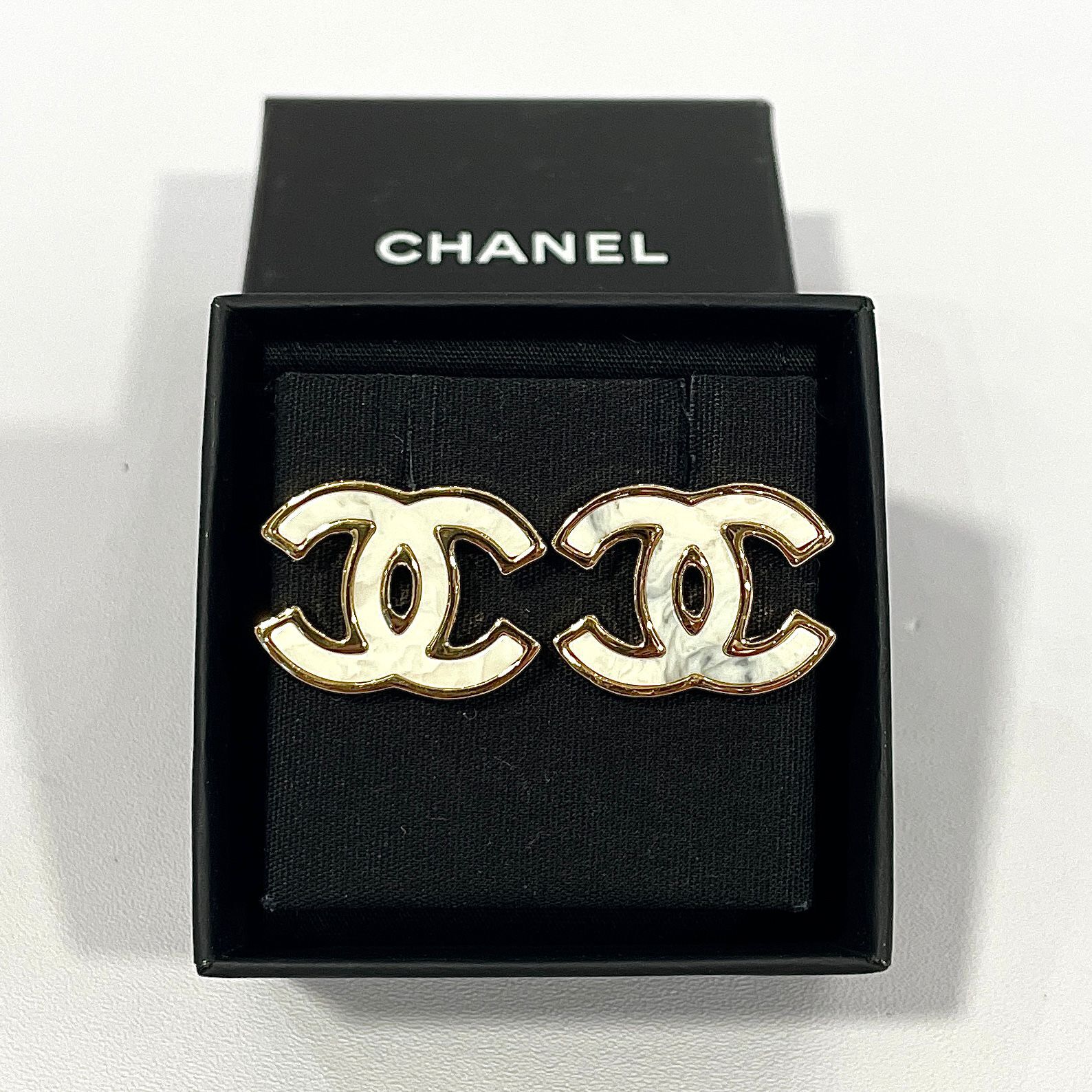 全新CHANEL耳環 白色大理石紋金邊 雙C LOGO CHANEL EARRINGS #BRAND NEW #香榭站正品
