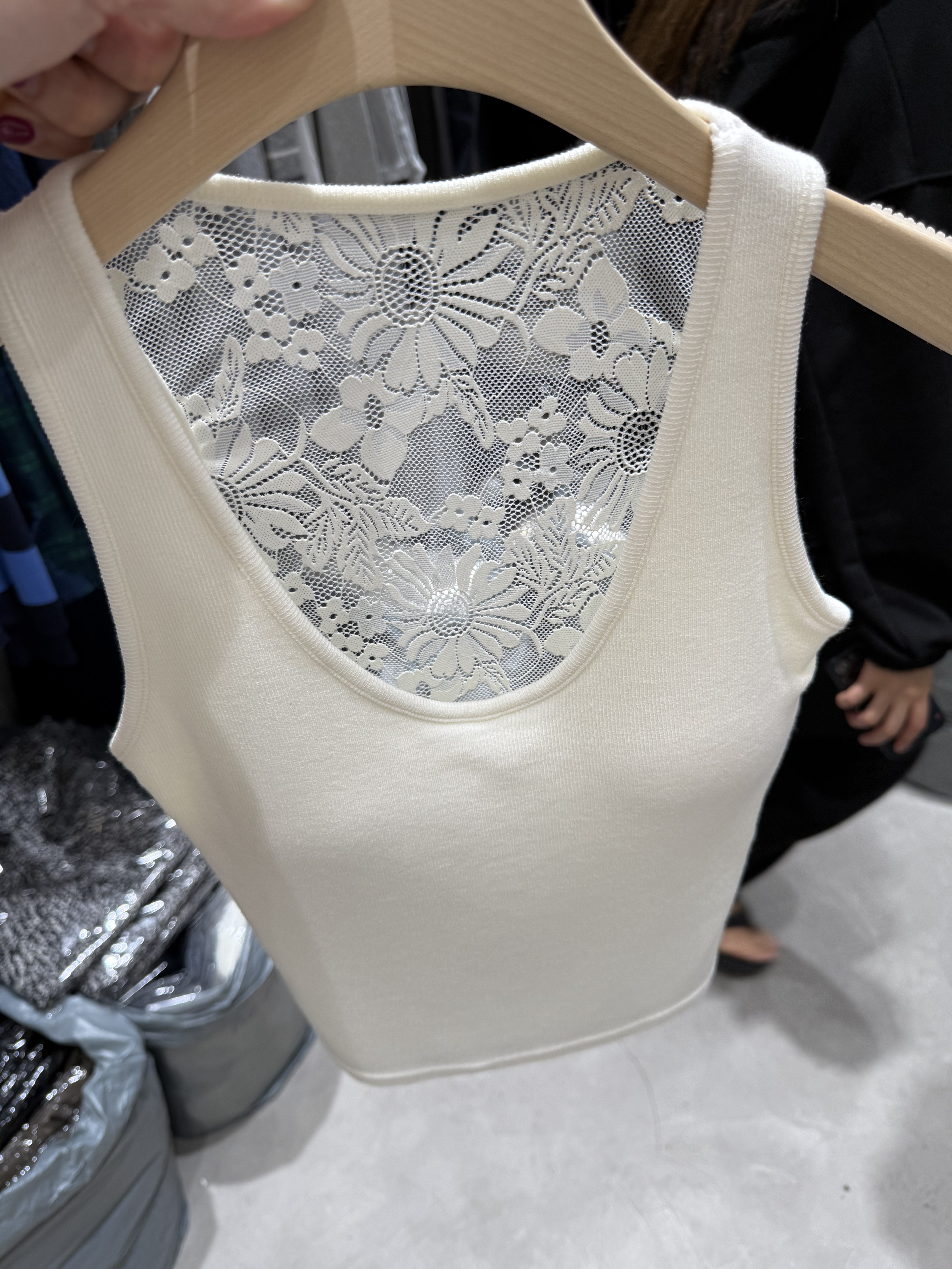 (飯店選品/下)後背無邊界蕾絲內建胸墊小可愛/白