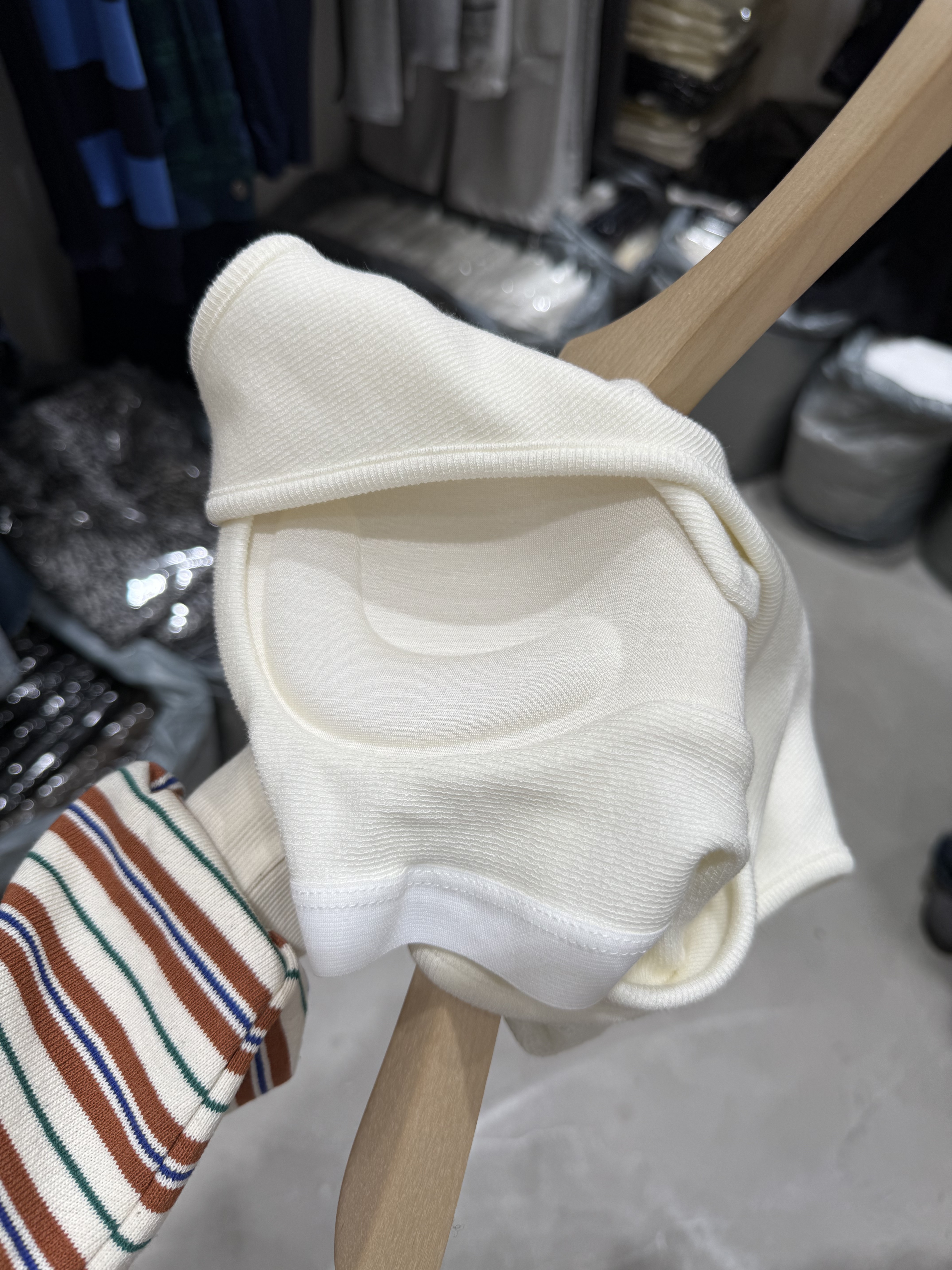 (飯店選品/下)後背無邊界蕾絲內建胸墊小可愛/白