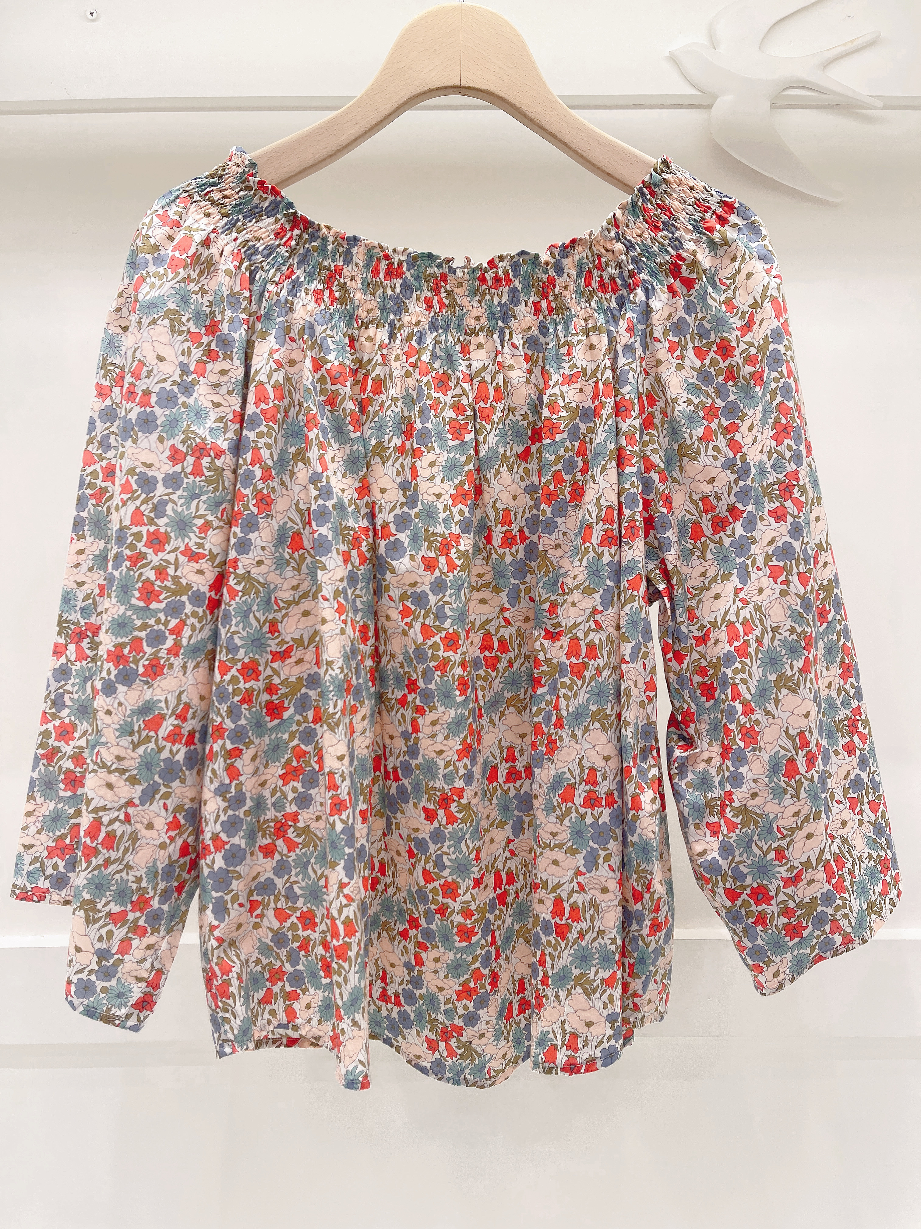 LBㄧ字領花布上衣