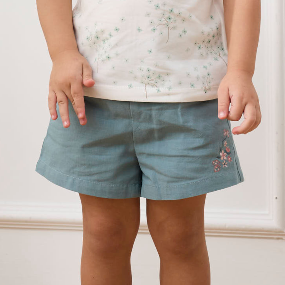PIPPY 可愛小花刺繡休閒棉質寬口短褲 藍綠