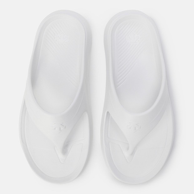 DESCENTE 迪桑特 經典 小LOGO 男女情侶拖鞋 人字拖 白色