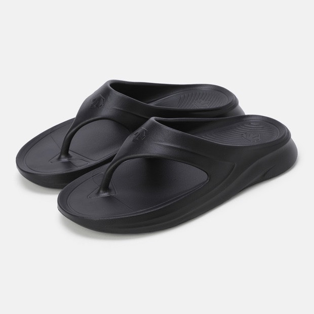DESCENTE 迪桑特 經典 小LOGO 男女情侶拖鞋 人字拖 黑色