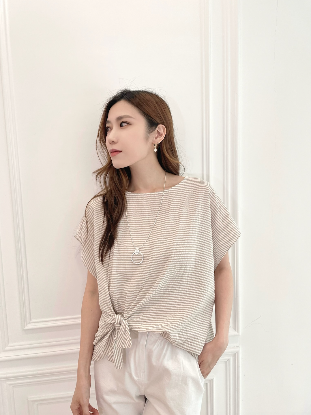 側蝴蝶結線條上衣