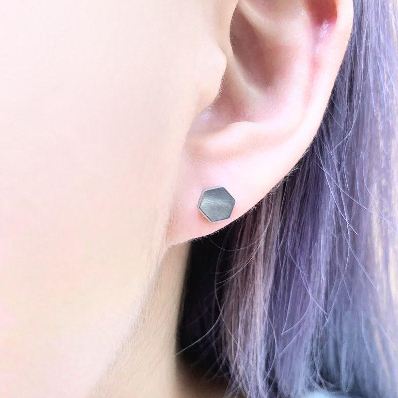 抗敏鋼 平面銀色六角造型鎖珠式耳環(單支價)