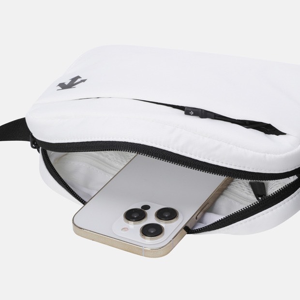 DESCENTE 迪桑特 經典 小LOGO 斜背小包 白色