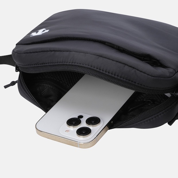 DESCENTE 迪桑特 經典 小LOGO 斜背小包 黑色