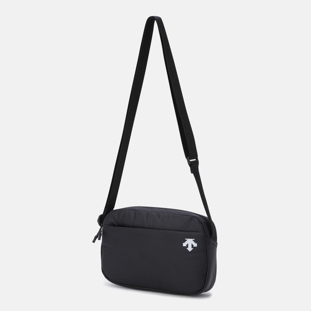 DESCENTE 迪桑特 經典 小LOGO 斜背小包 黑色
