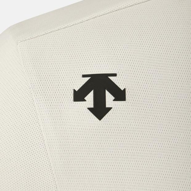 DESCENTE 迪桑特 經典 小LOGO 機能長袖 米白色