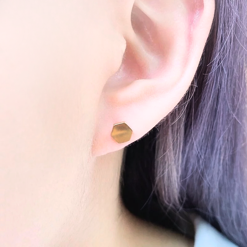 抗敏鋼 平面金色六角造型鎖珠式耳環(單支價)