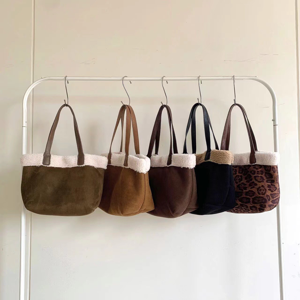 8925【韓國超Q羊羔毛水桶包】