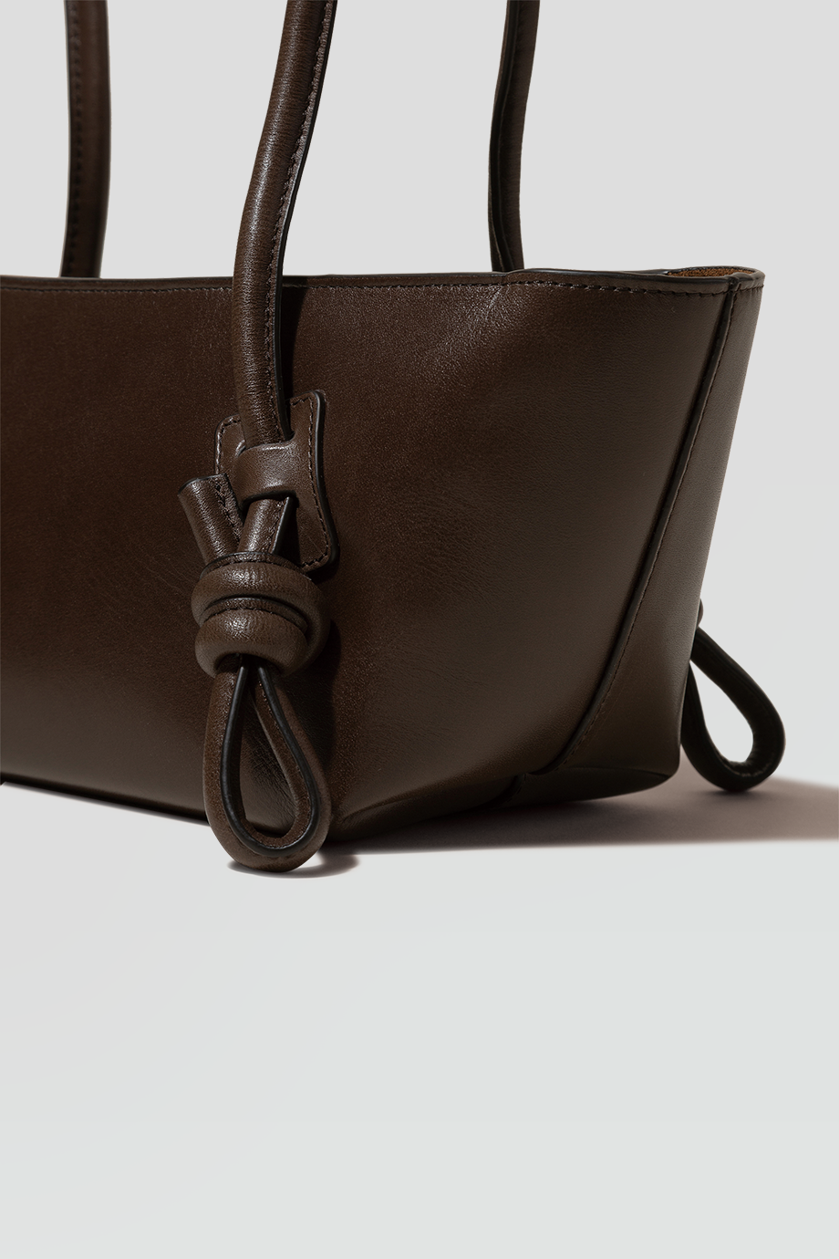 HEREU｜FLECA 真皮結飾法棍型肩背包