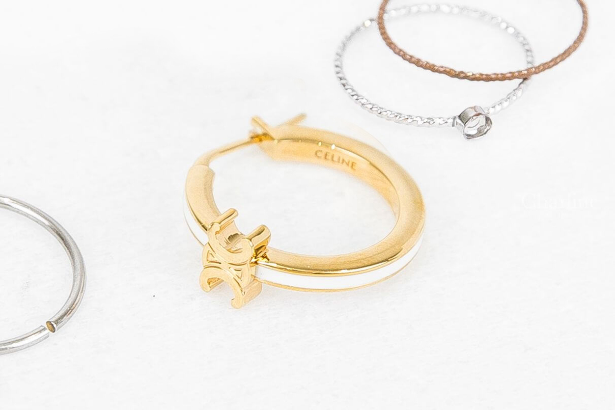 Celine Triomphe Hoops In Enamel And Brass With Gold Finish 金色凱旋門象牙白珐瑯圓圈耳環