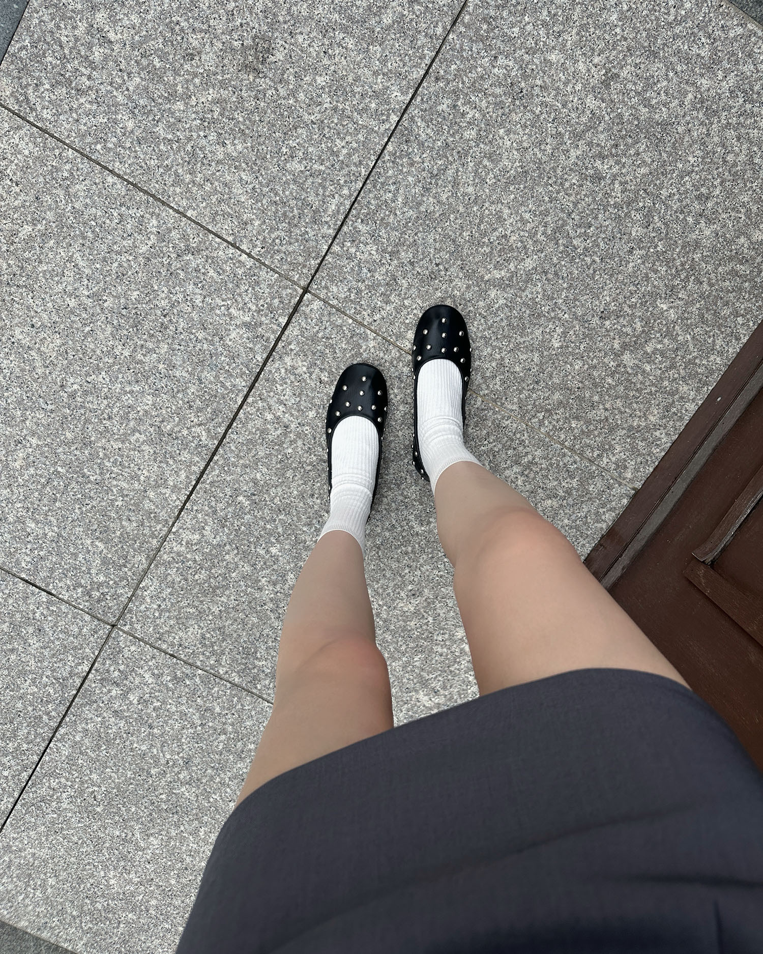 F934 超軟!鉚釘平底鞋 / 黑